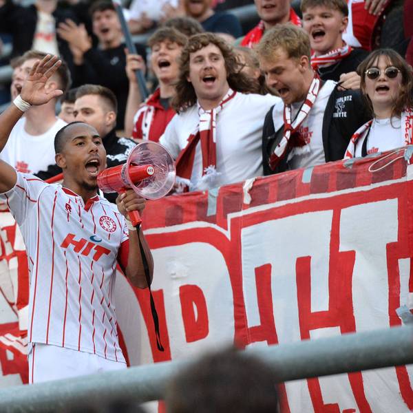 Fußball Herren Regionalliga West Saison 2025/2026 1. Spieltag: Wuppertaler SV - Fortuna Köln am 25.07.2025 im Stadion am Zoo in Wuppertal Robin Afamefuna Fortuna Köln feiert mit den Fans den Sieg Nordrhein-Westfalen Deutschland *** Soccer Men Regionalliga West Season 2025 2026 1 Matchday Wuppertaler SV Fortuna Köln on 25 07 2025 at Stadion am Zoo in Wuppertal Robin Afamefuna Fortuna Köln celebrates the victory with the fans North Rhine-Westphalia Germany
