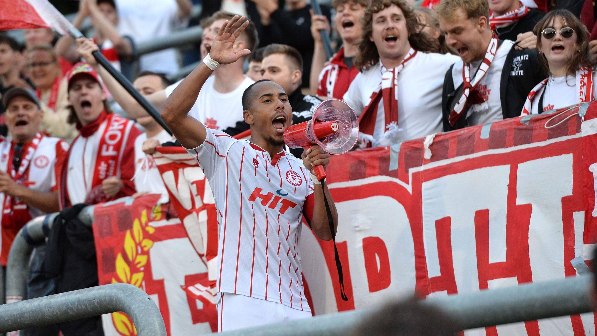 Fußball Herren Regionalliga West Saison 2025/2026 1. Spieltag: Wuppertaler SV - Fortuna Köln am 25.07.2025 im Stadion am Zoo in Wuppertal Robin Afamefuna Fortuna Köln feiert mit den Fans den Sieg Nordrhein-Westfalen Deutschland *** Soccer Men Regionalliga West Season 2025 2026 1 Matchday Wuppertaler SV Fortuna Köln on 25 07 2025 at Stadion am Zoo in Wuppertal Robin Afamefuna Fortuna Köln celebrates the victory with the fans North Rhine-Westphalia Germany