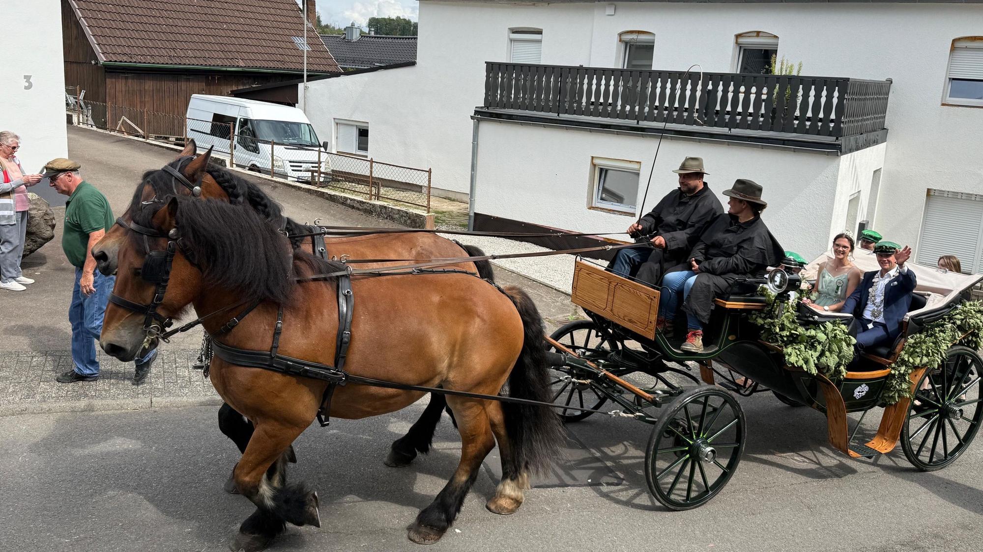 Eine Gruppe von Frauen sorgt in Marienheide-Müllenbach seit vielen Jahren mit ordentlich Herzblut dafür, dass auch die Kutsche des Königspaares festlich geschmückt ist.