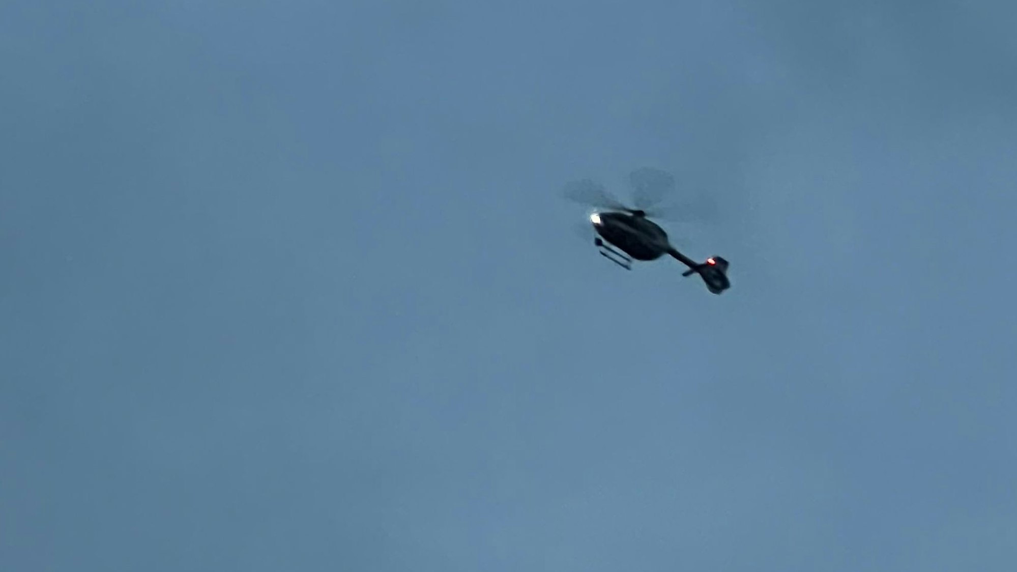 Das Foto zeigt einen Polizeihubschrauber.