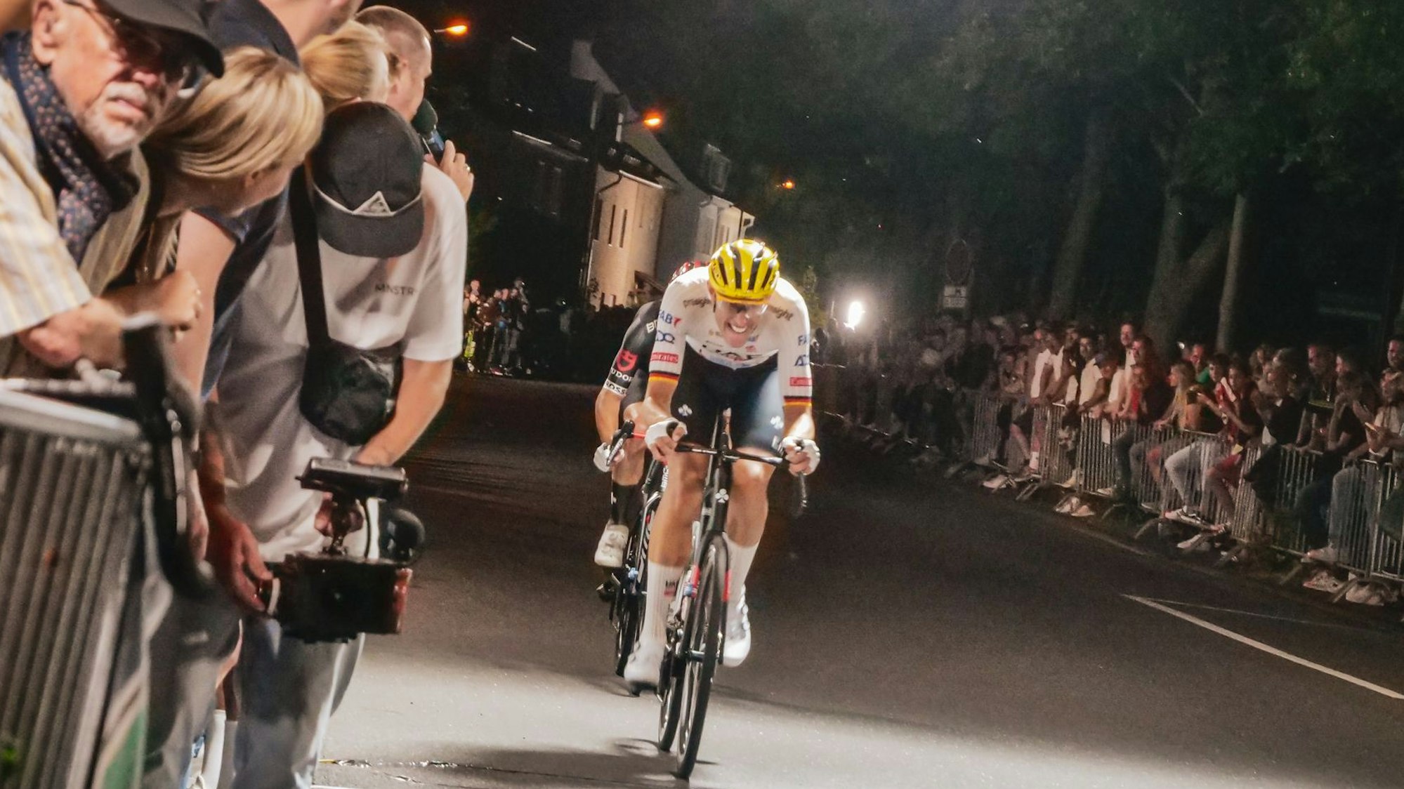 Radprofi Nils Politt fährt bei seinem Heimrennen in einen engen Korridor von Zuschauern