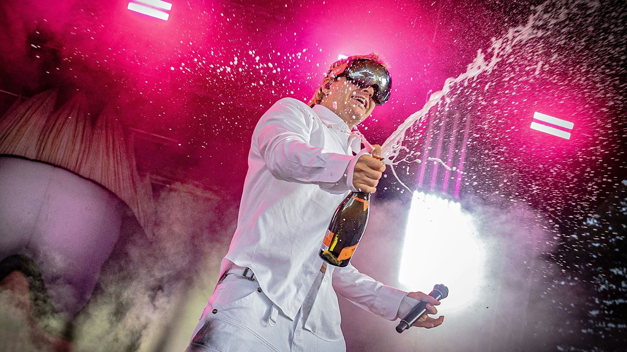 Champagnerdusche für die erste Reihe im Tanzbrunnen: Bei Ski Aggu dreht sich alles um exzessive Partynächte.