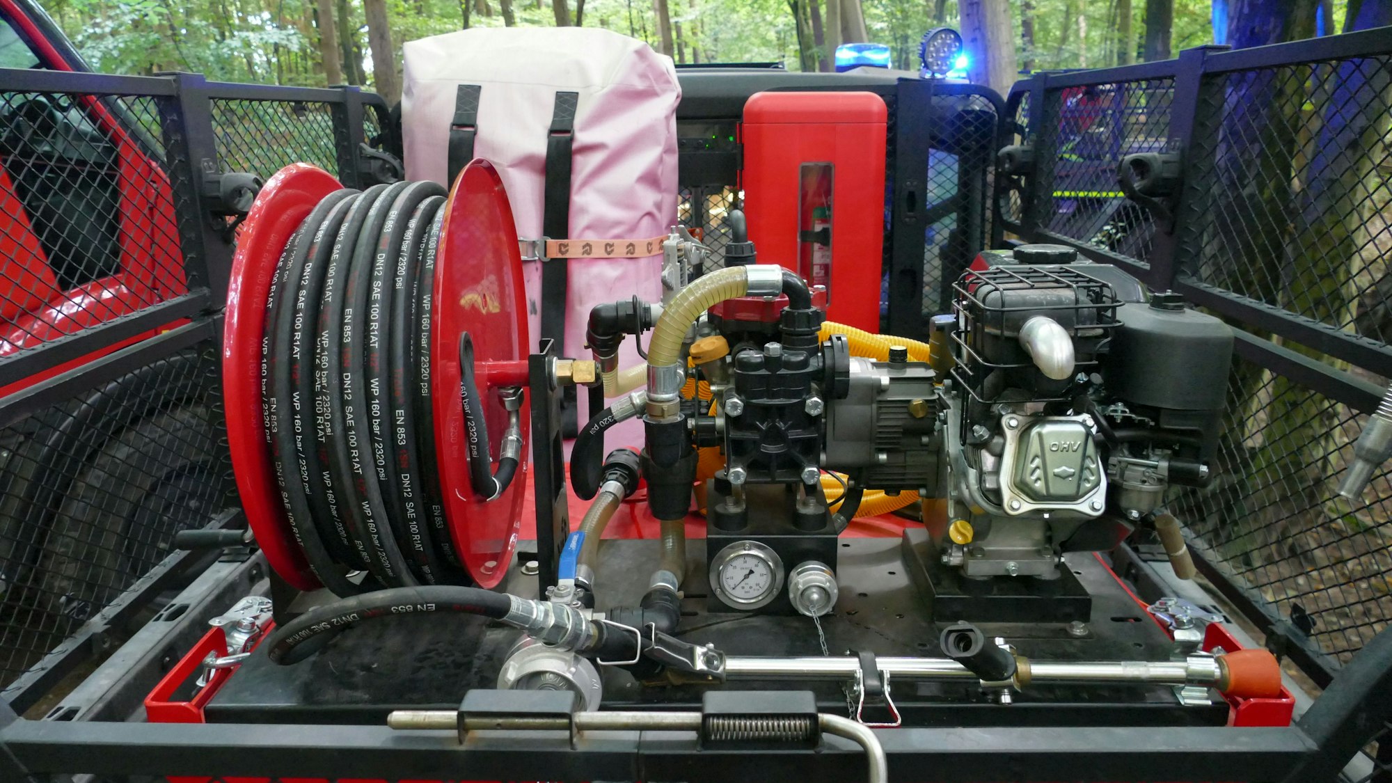 Einige der Fahrzeuge haben eine mobile Löscheinheit an Bord.