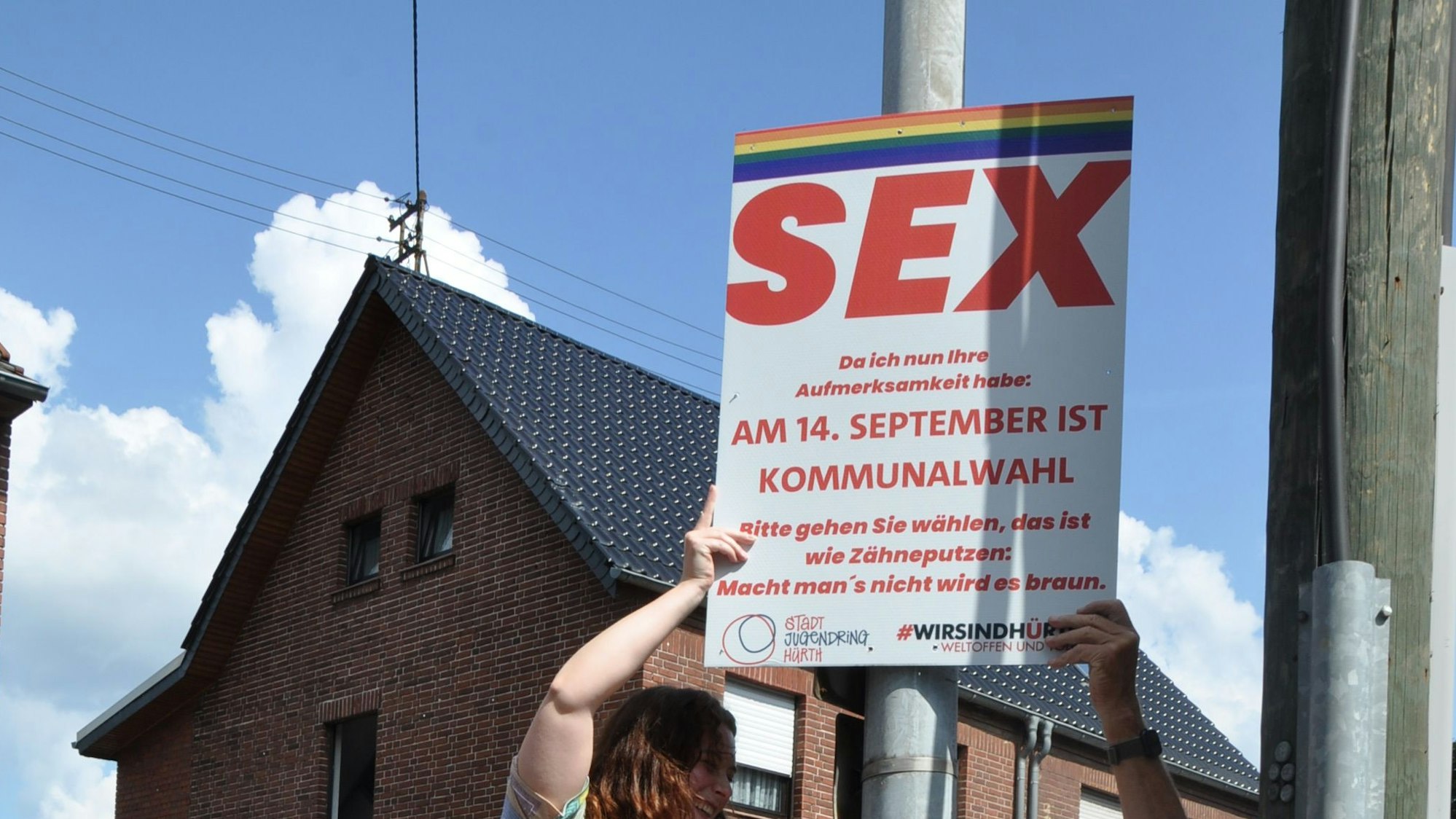 Auf dem Plakat ist groß „Sex“ zu lesen und darunter deutlich kleiner „Da ich nun Ihre Aufmerksamkeit habe: Am 14. September ist Kommunalwahl. Bitte gehen Sie wählen, das ist wie Zähneputzen: Macht man's nicht, wird es braun.“