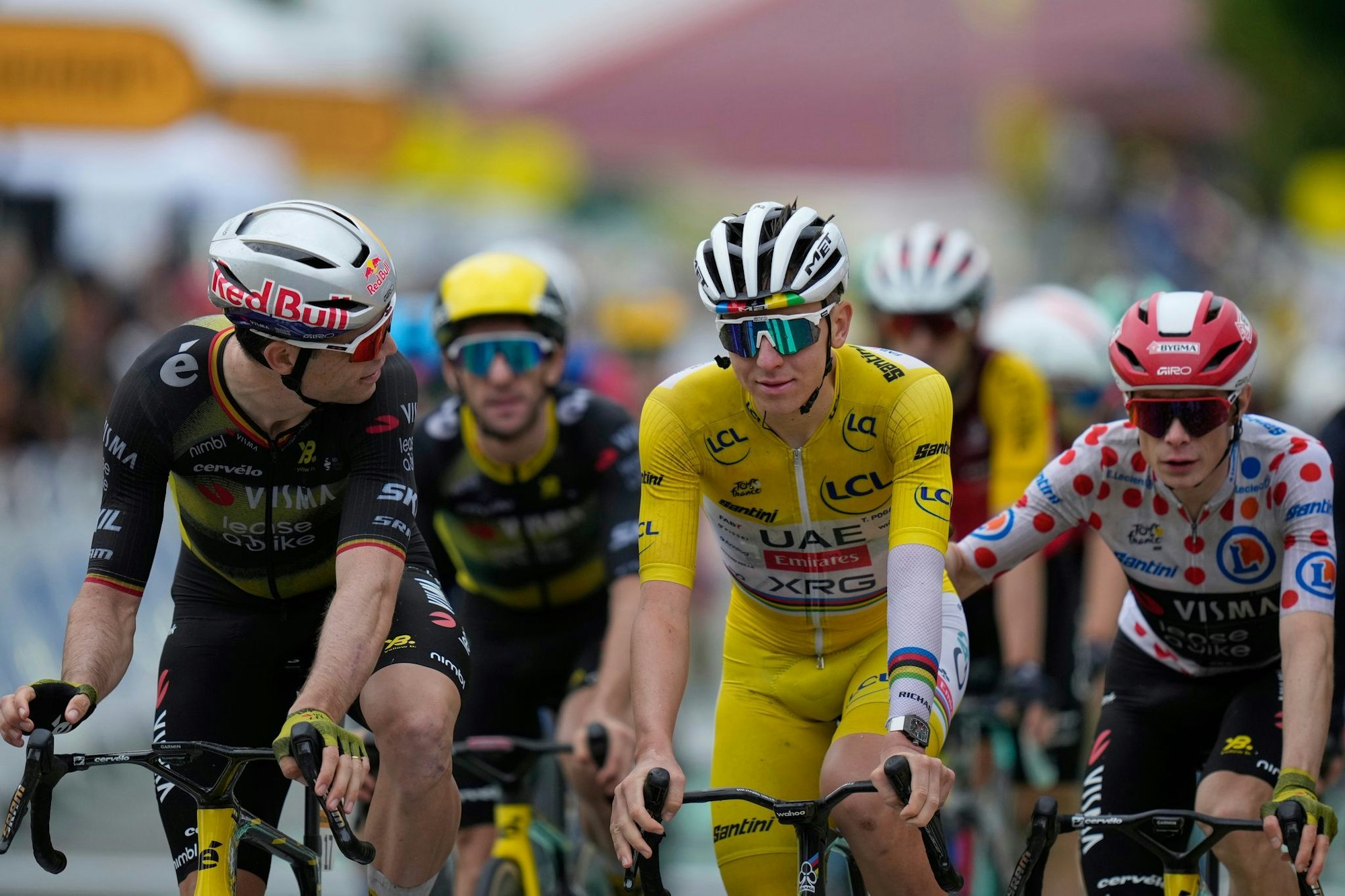 Die Rad-Stars Wout van Aert (l), Tadej Pogacar im Gelben Trikot und Jonas Vingegaard.