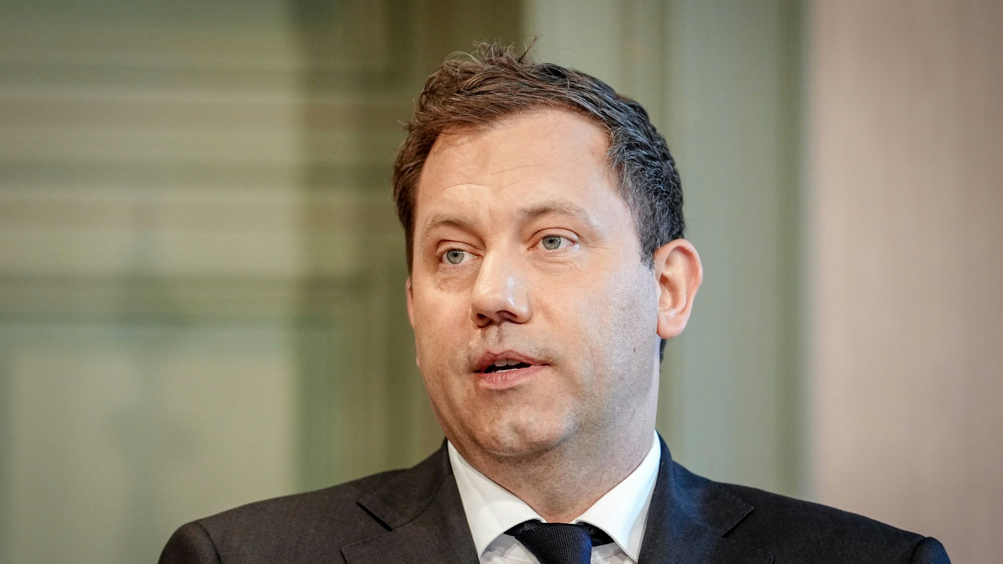 Lars Klingbeil (SPD), Bundesminister der Finanzen, Vizekanzler und SPD-Bundesvorsitzender, gibt auf Schloss Genshagen eine Pressekonferenz. (Archivbild)