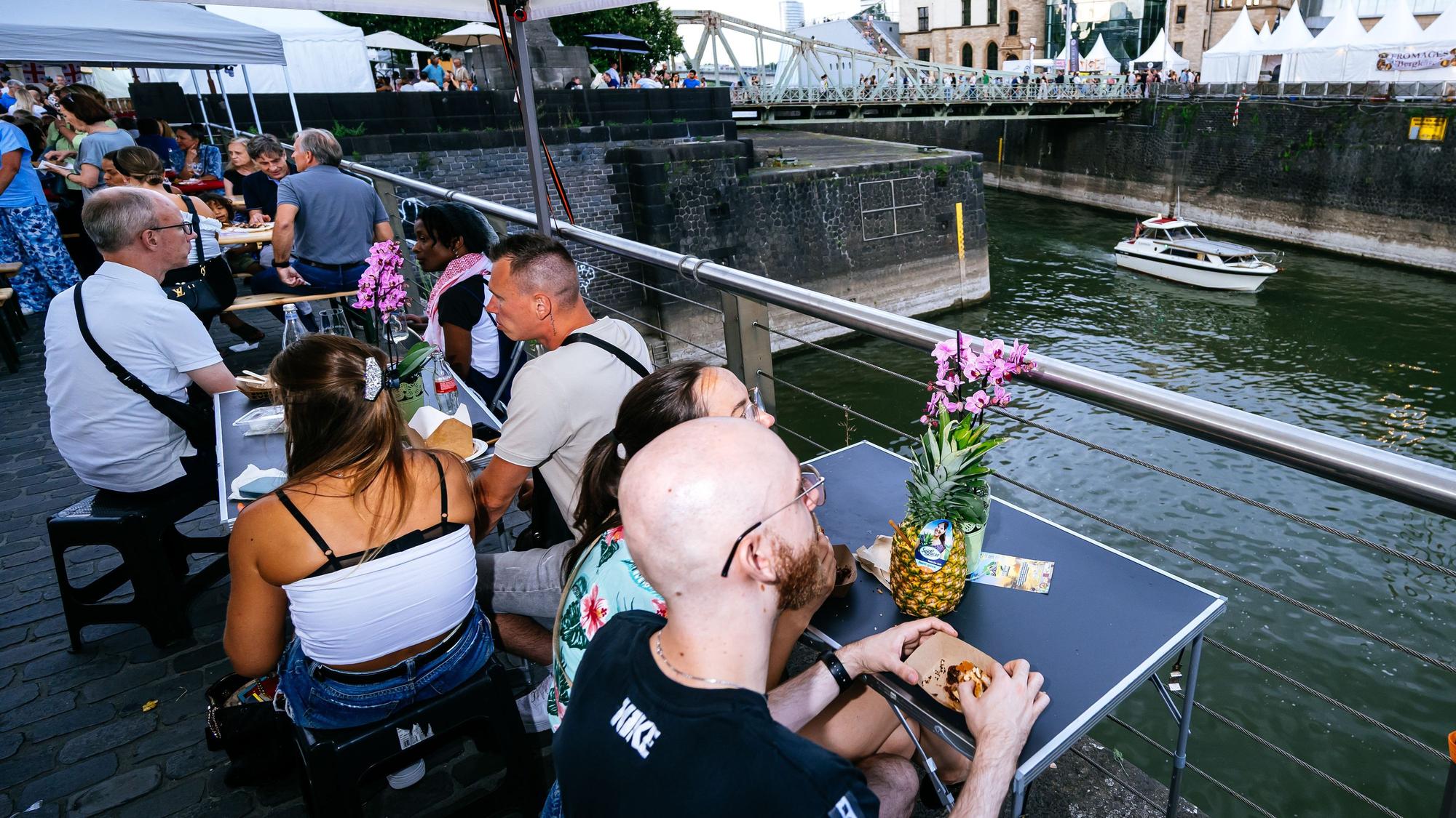 Mit Blick auf den Rheinauhafen genossen die Gäste ihre Köstlichkeiten.