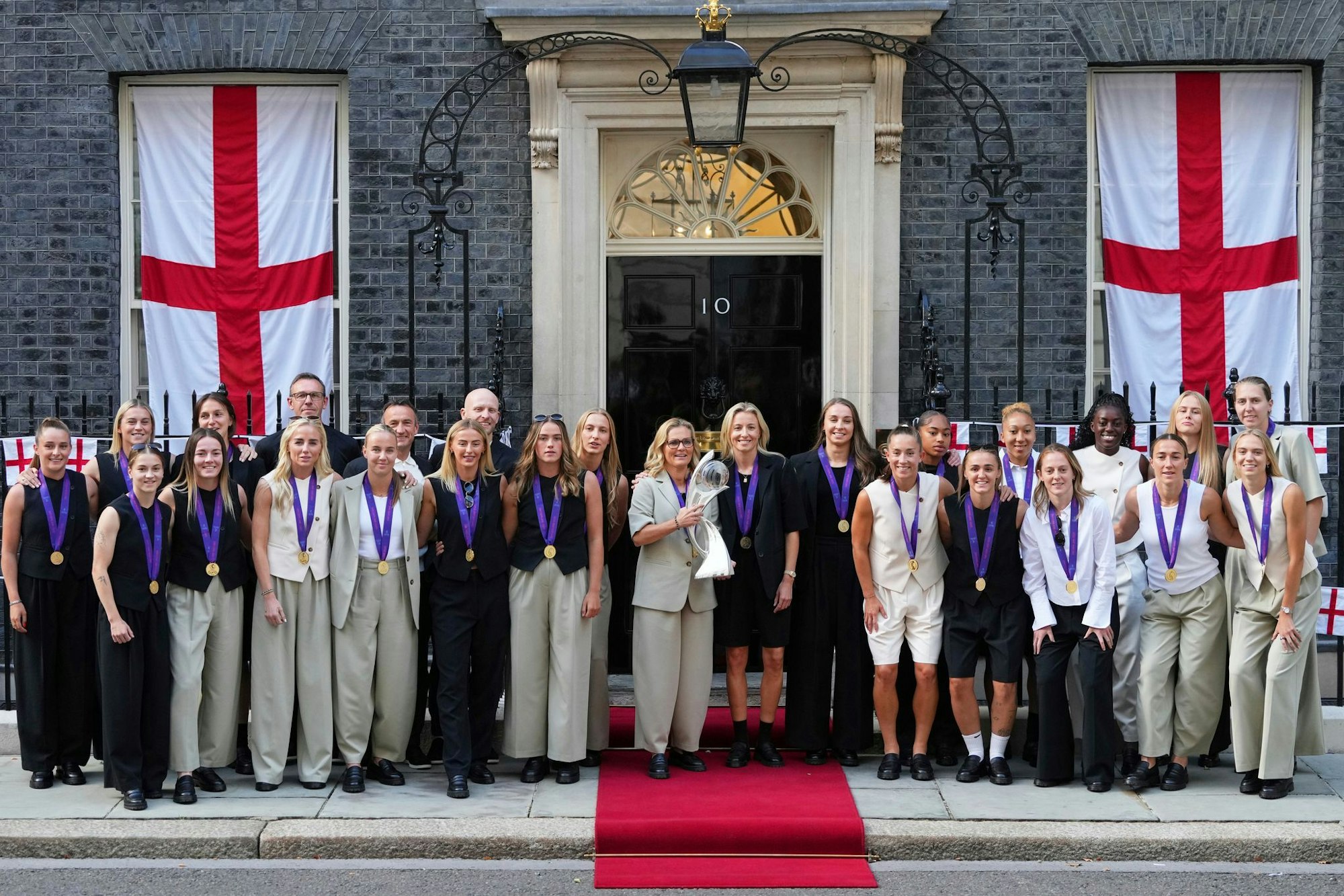 Die englischen Fußballerinnen und Trainerin Sarina Wiegman (mit Pokal) beim Empfang in der Downing Street.