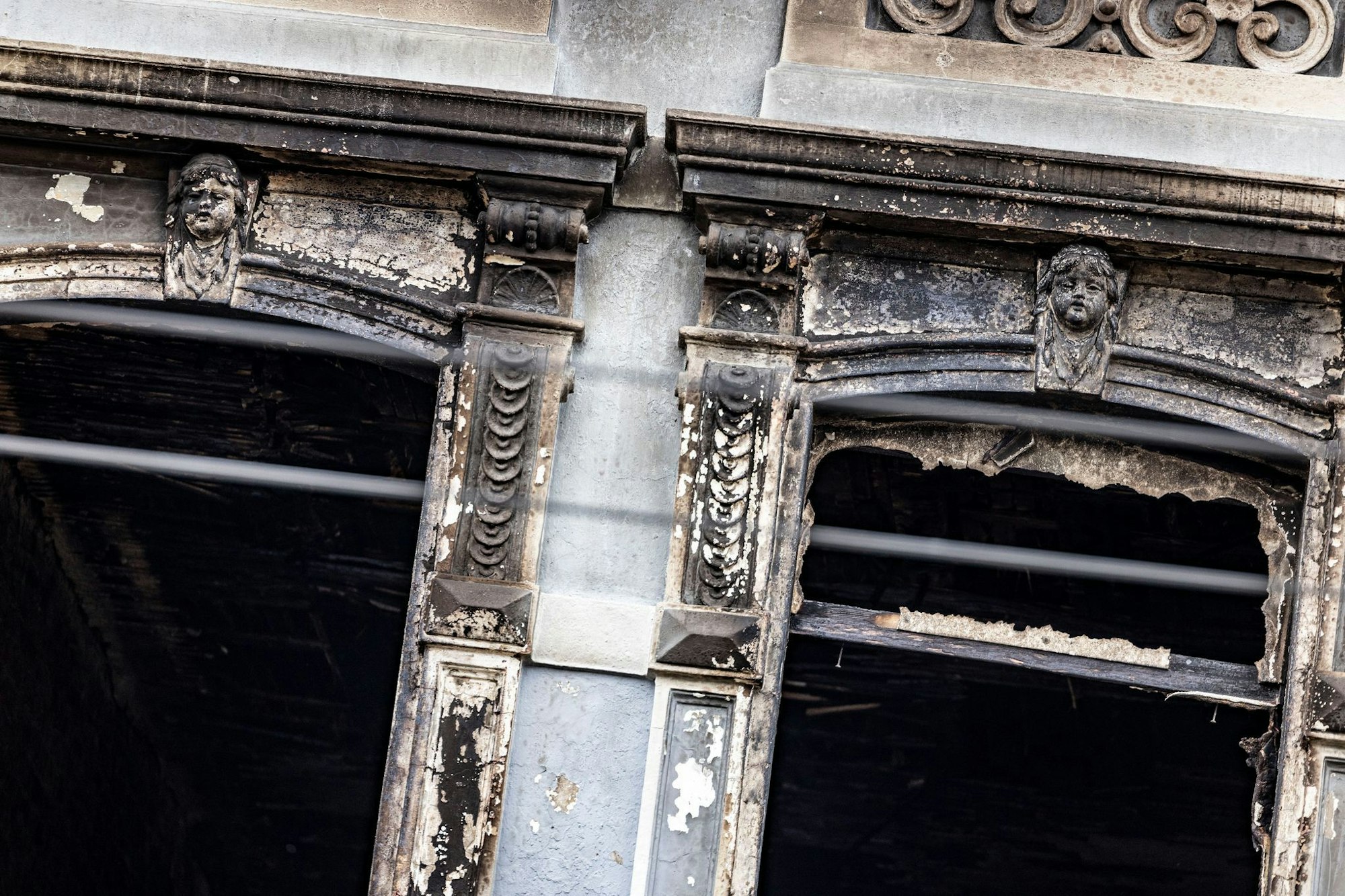 Zwei Fenster mit Brandspuren sind am Brandort in Solingen zu sehen. (Archivbild)