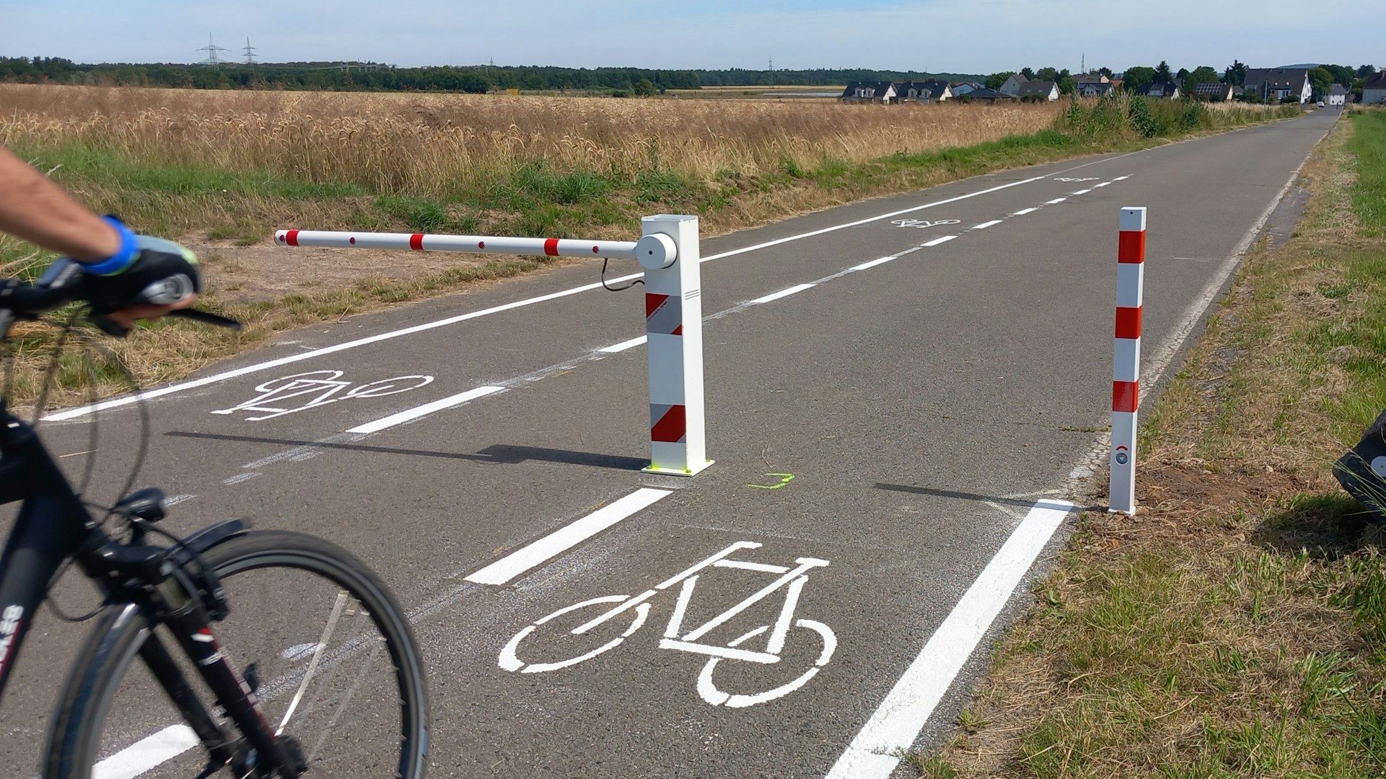 Juli 2024: Neue Schranke mit Markierung auf dem Berkumer Weg .