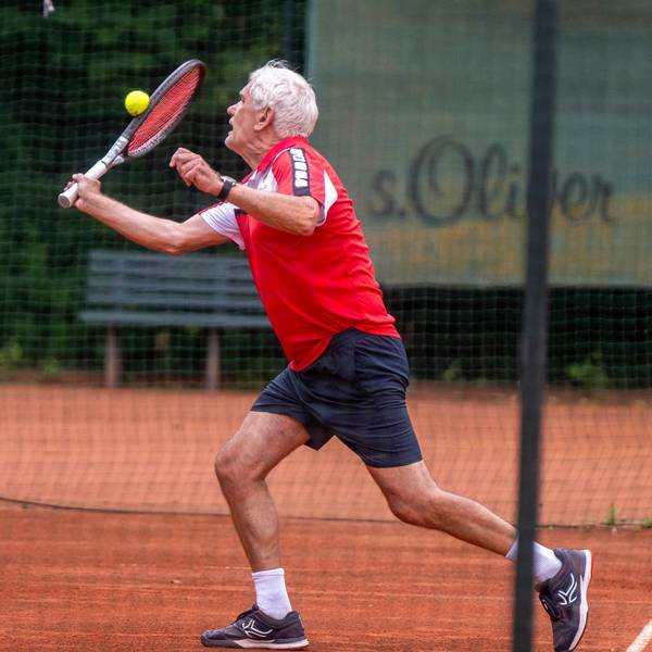 Der Euskirchener Tennisspieler Rudolf Kortenbruck ist von der Seite zu sehen. Den Ball trifft er mit dem Rand des Schlägers.