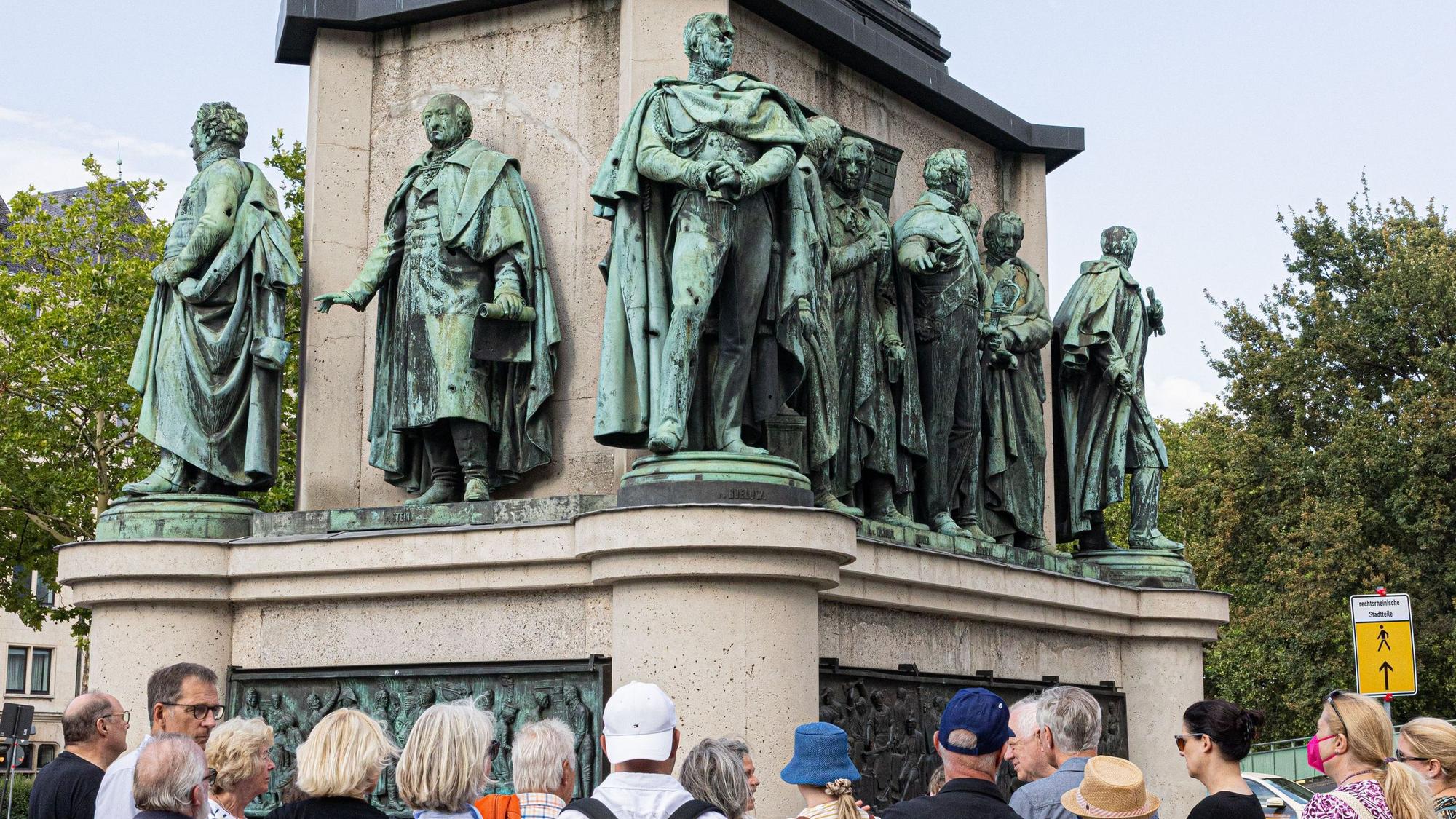 Aufmerksame Teilnehmer der Führung bemerkten die Löcher, die der Krieg im Reiterdenkmal hinterlassen hat.