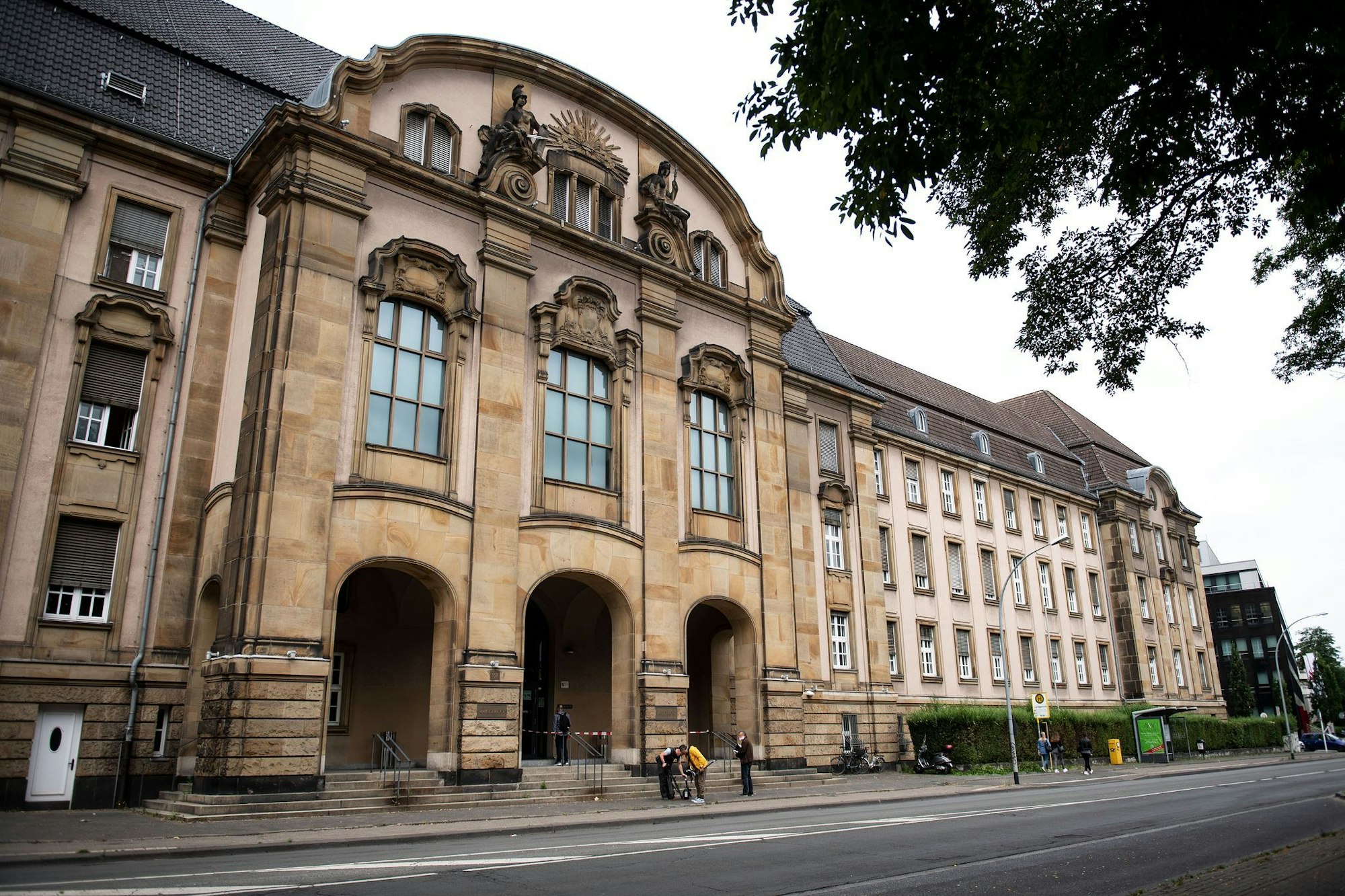 Im Prozess um den Millionen-Betrug mit Corona-Tests hat die Staatsanwältin vor dem Landgericht Mönchengladbach sechseinhalb Jahre Haft für den Angeklagten gefordert. (Symbolbild)