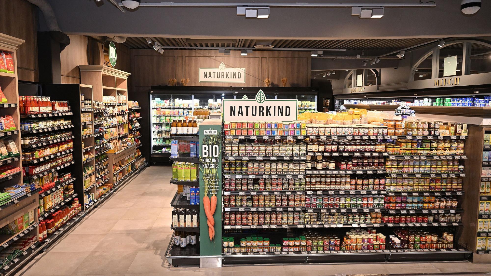Ein großes Regal voller Biowaren steht im Supermarkt.