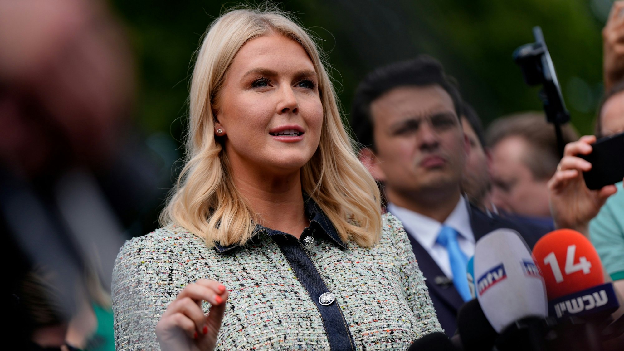 Die Pressesprecherin des Weißen Hauses, Karoline Leavitt, spricht mit Reportern am Weißen Haus. (Archivbild)