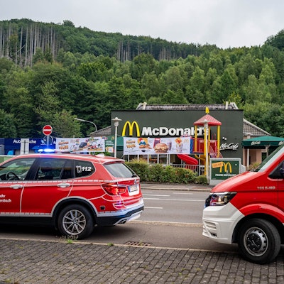 Feuerwehrautos vor dem McDonald's.