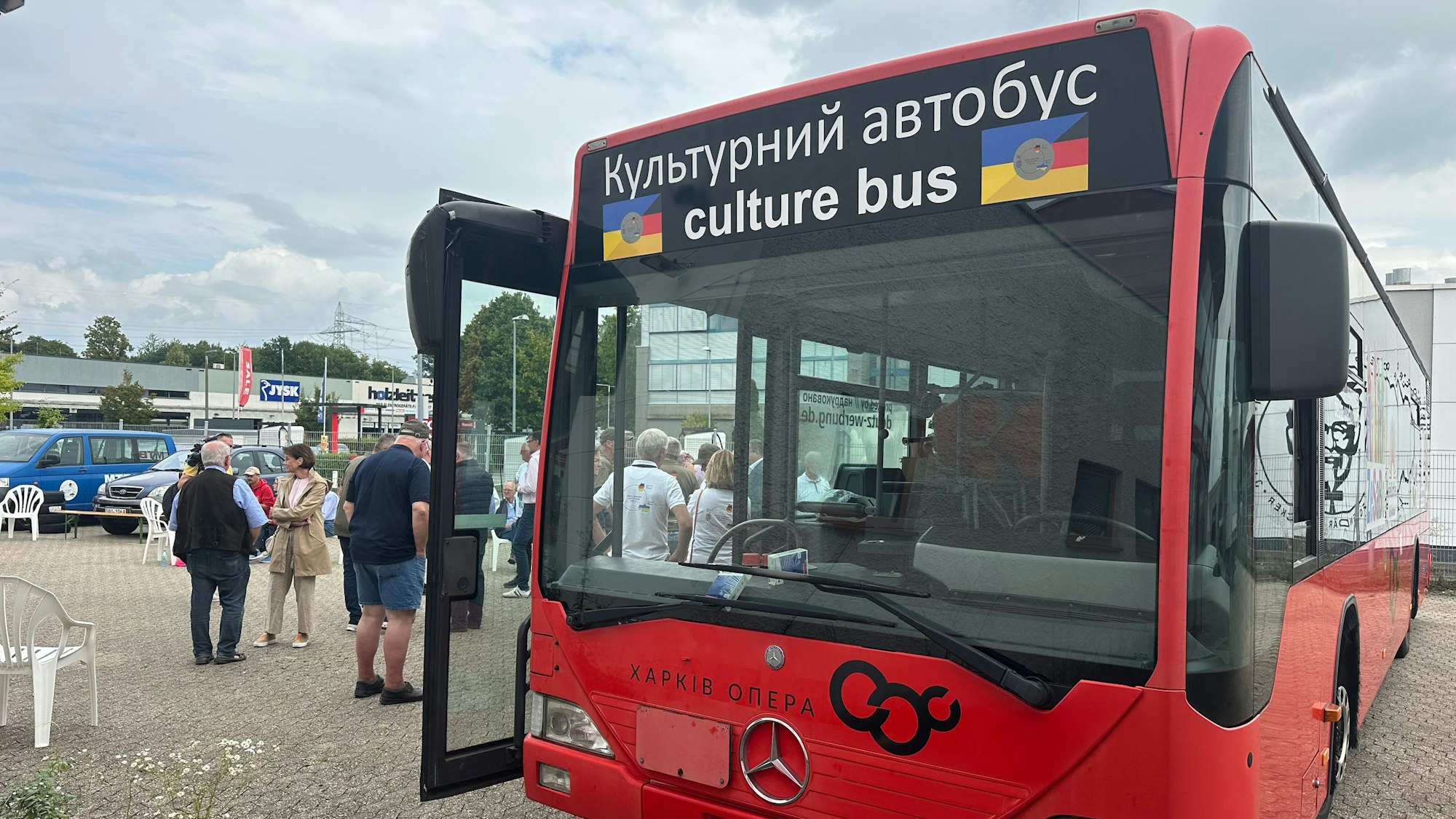 Der Kulturbus für Kultur in der Nähe der Front der Ukraine sorgen.