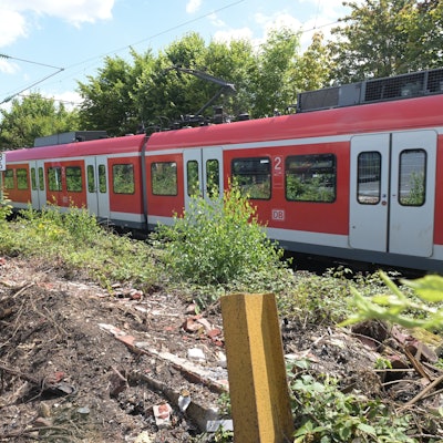 Das Foto zeigt Gleise mit einer S-Bahn an der Britanniahütte