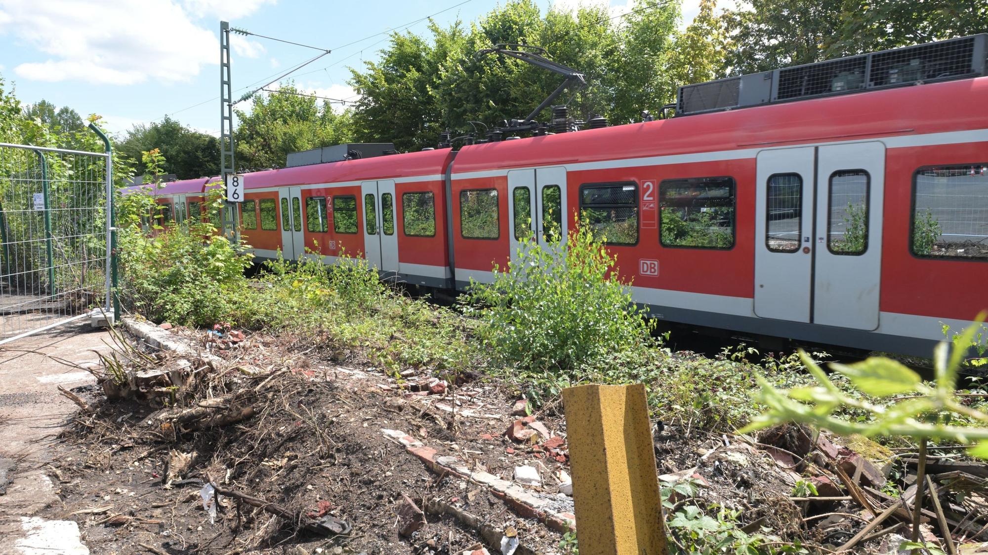 Das Foto zeigt Gleise mit einer S-Bahn an der Britanniahütte