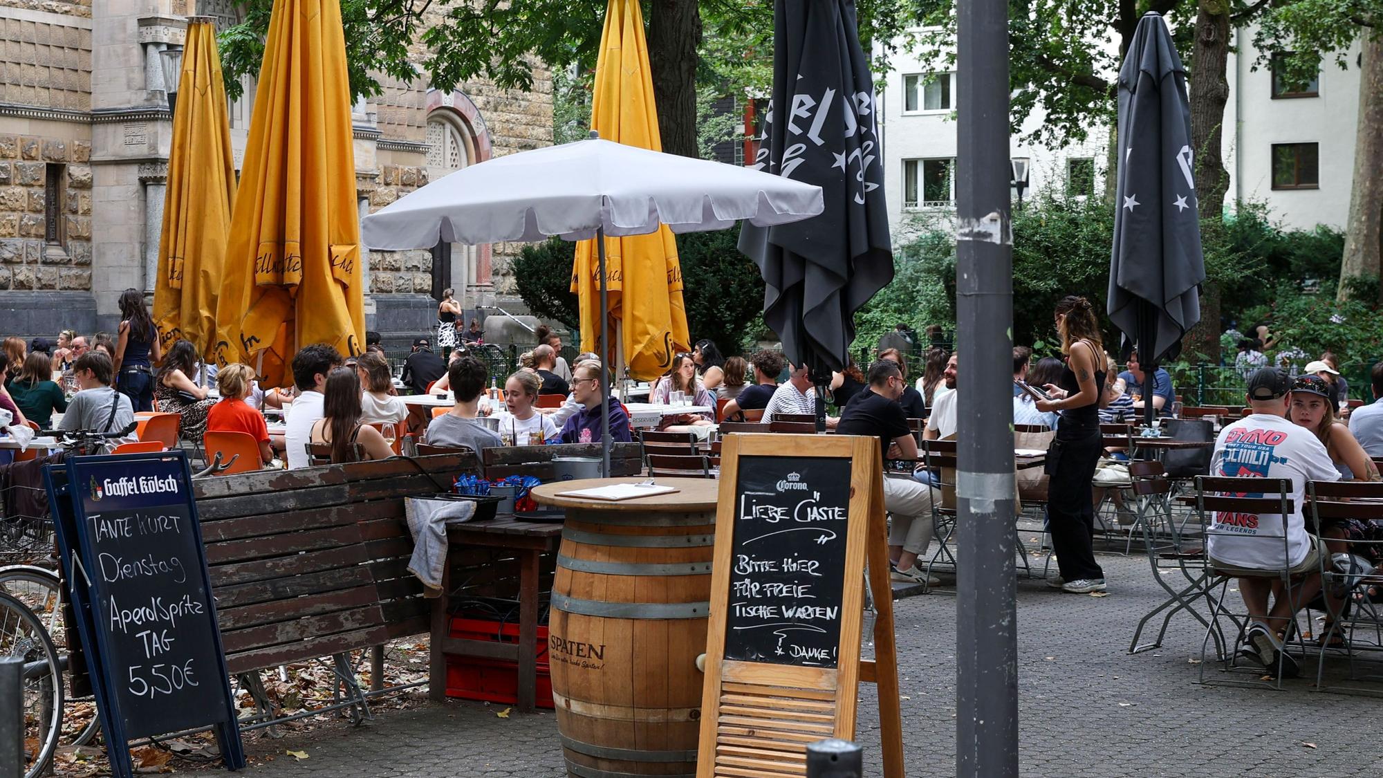 26.07.2025
Köln:
Die Außengastronomie am Brüsseler Platz. Ein Gericht hat die dortige Sperrstunde bestätigt. Ab 22 Uhr müssen die Gastronomen ihre Außengastro schließen.
Hallmackenreuther und Tante Kurt
Foto: Martina Goyert
mgoyert@web.de