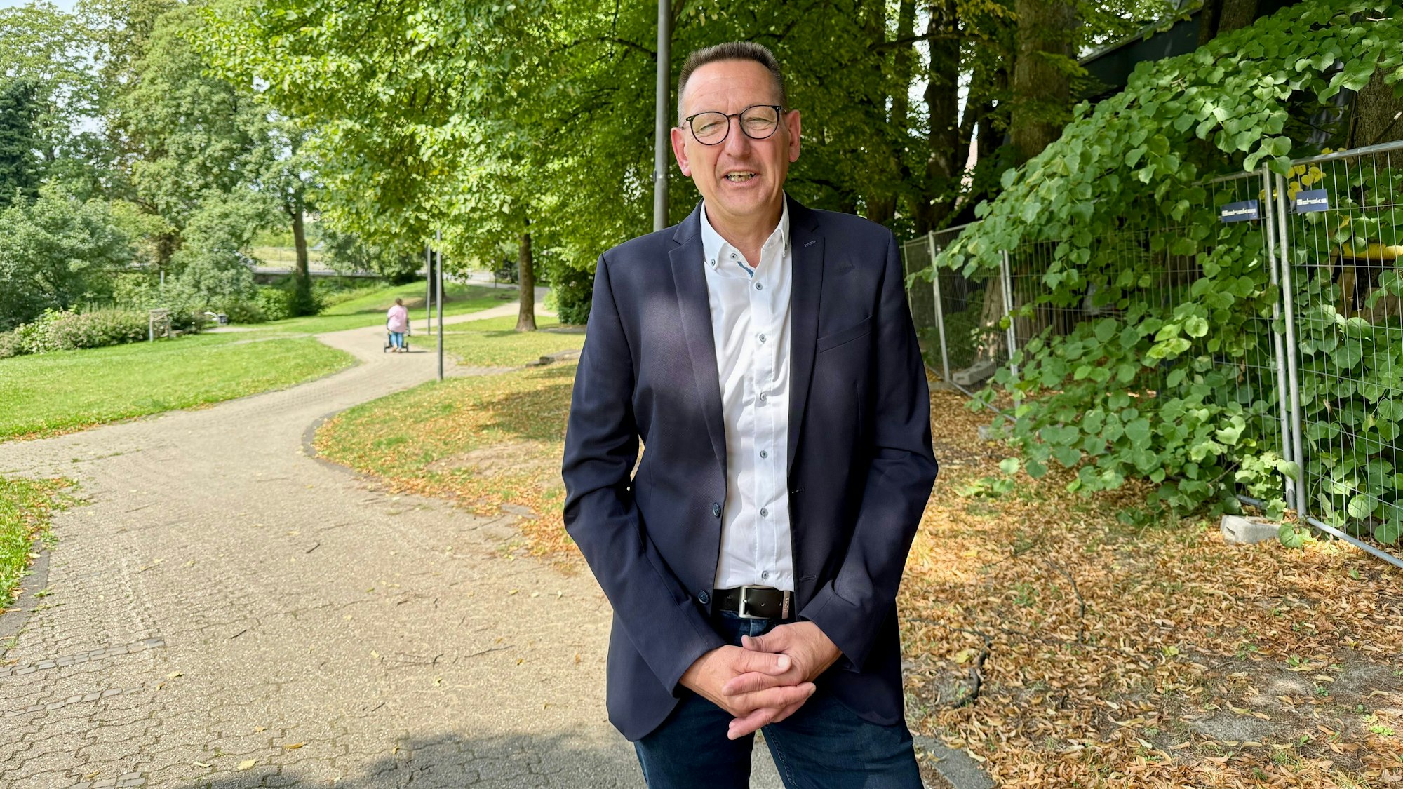 Dirk Runge steht im Luchtenberg-Richartz-Park