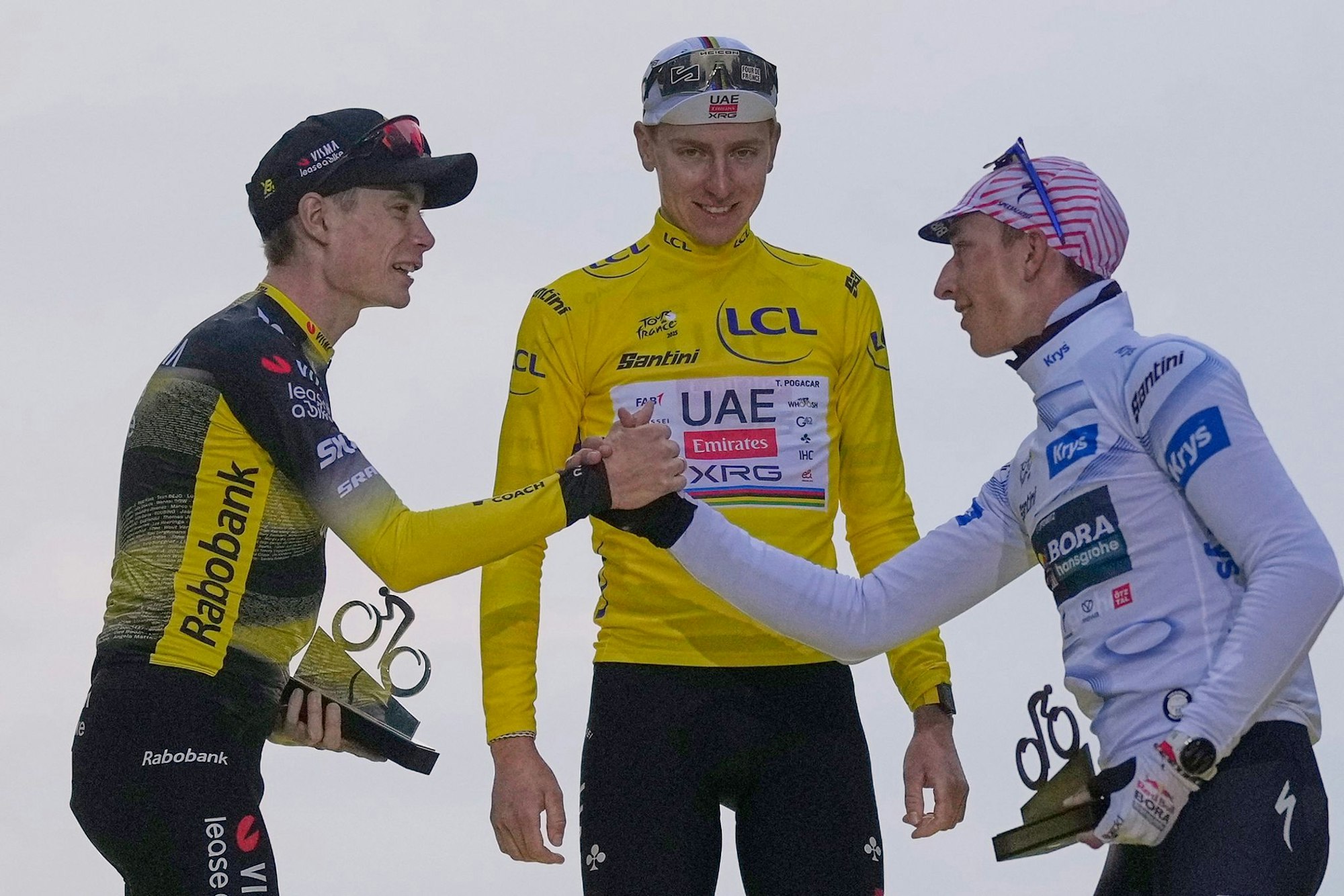 Die drei besten Radprofis bei der Tour de France 2025: Tadej Pogacar (M), Jonas Vingegaard (l) und Florian Lipowitz.