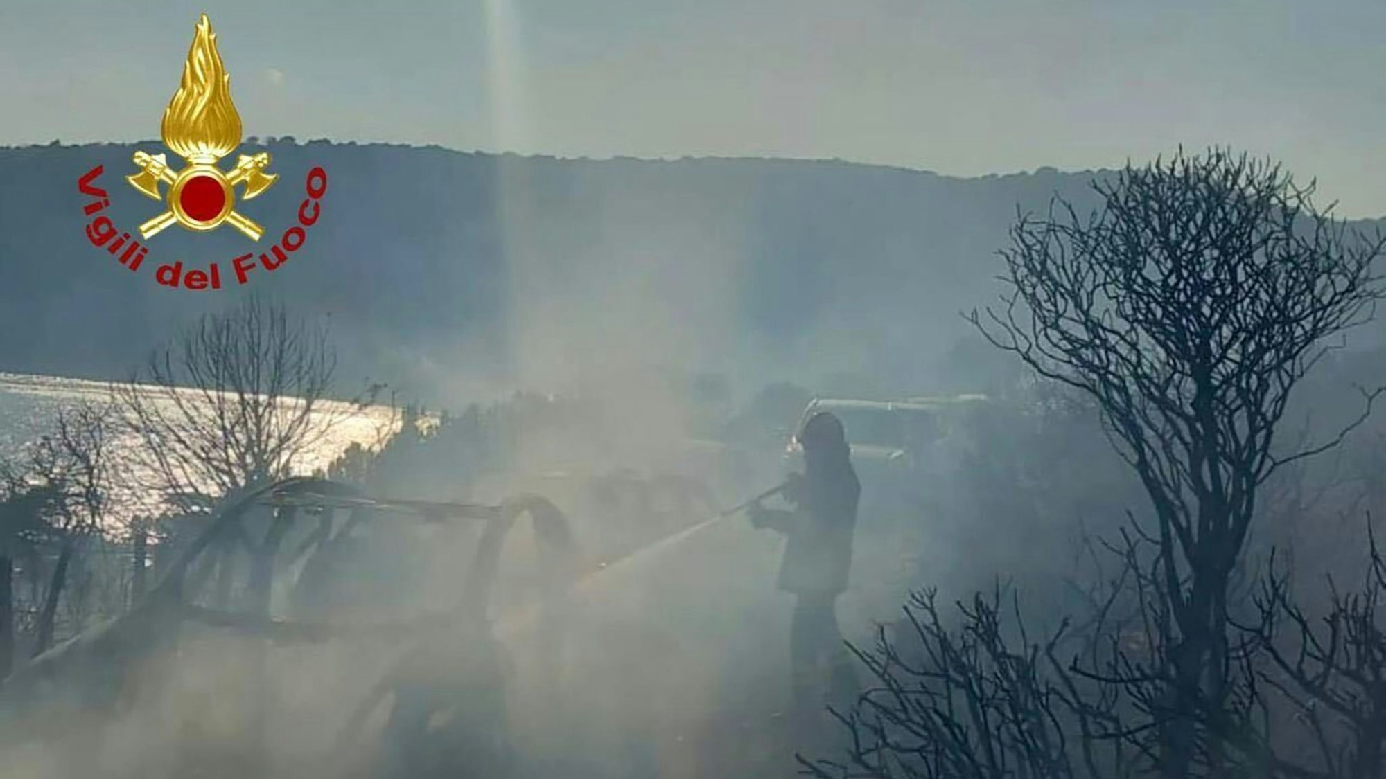 Die italienische Feuerwehr bei Löscharbeiten auf der italienischen Insel Sardinien in der Nähe von Cagliari.
