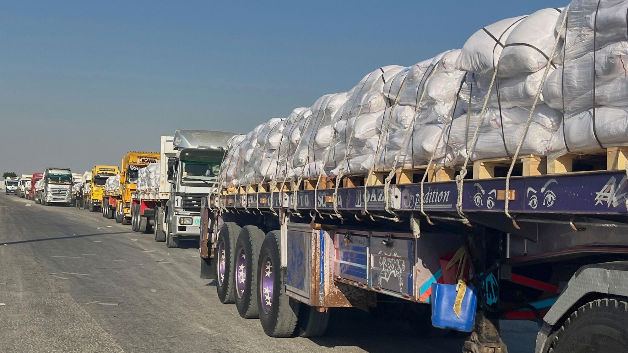 Lastwagen mit humanitären Hilfsgütern stehen am Grenzübergang Rafah zwischen Ägypten und dem Gazastreifen an.