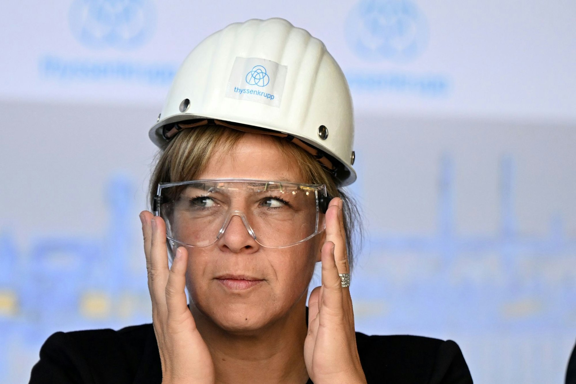 Landeswirtschaftsministerin Mona Neubaur (Grüne) befürchtet durch US-Zölle eine Belastung der NRW-Wirtschaft in Milliardenhöhe. (Archivbild)
