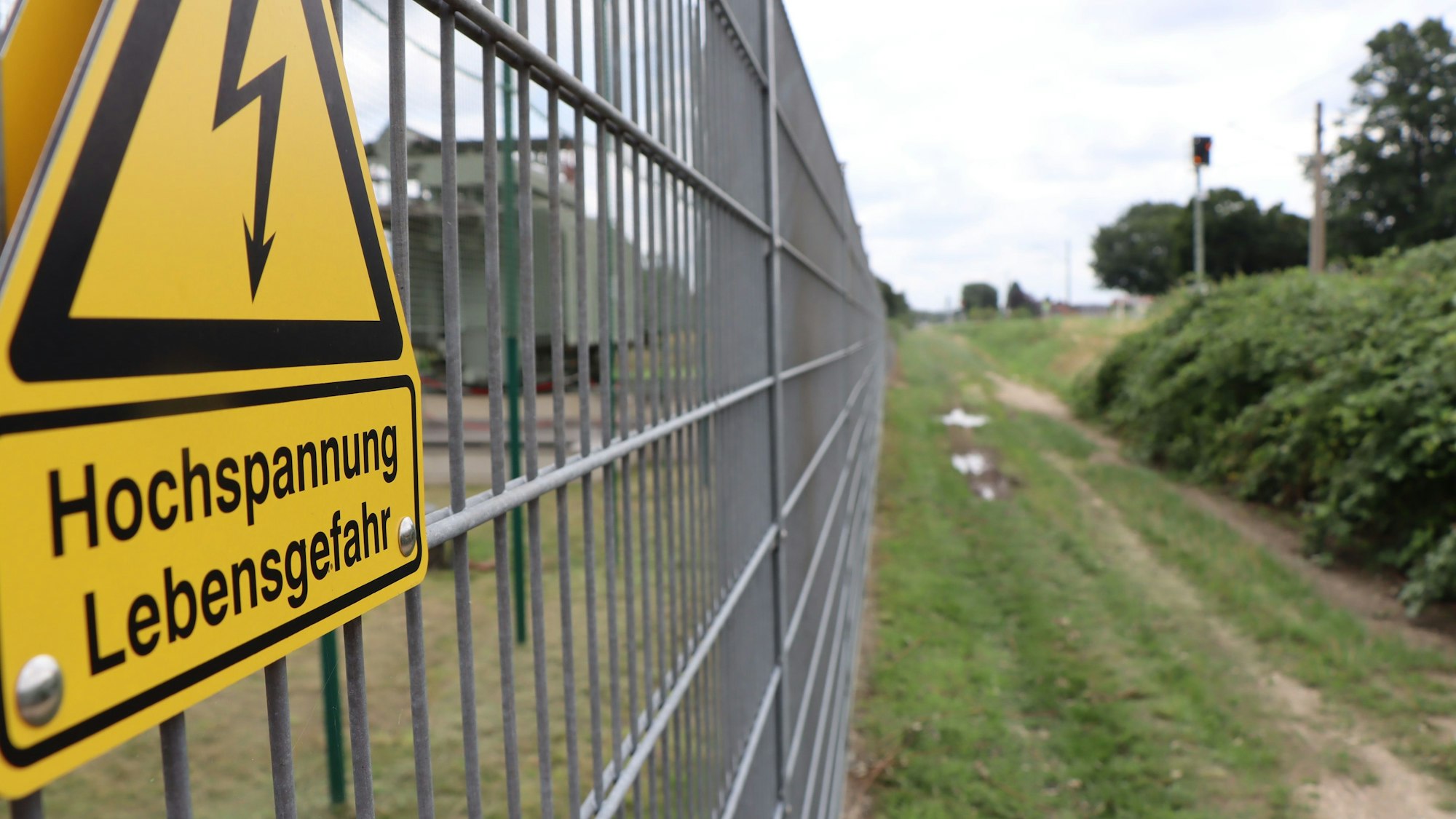Auf diesem Feldweg kurz hinter dem Umspannwerk auf Bornheimer Stadtgebiet soll sich die Tat ereignet haben.