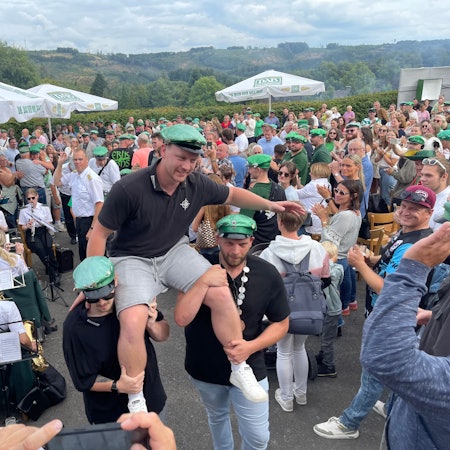 Der Musikverein „Hoffnung“ Hünsborn spielte Weidmannsheil, als Robin Kamp durch die Menschenmenge in die Halle getragen wurde.