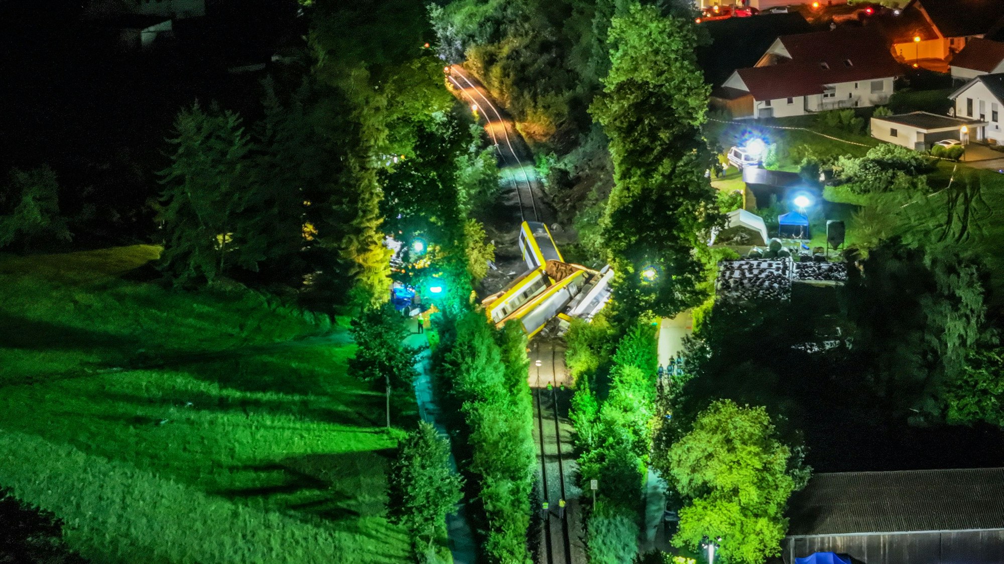 28.07.2025, Baden-Württemberg, Riedlingen: Waggons eines entgleisten Regionalzugs liegen auf einer Bahnstrecke im Landkreis Biberach im Südosten Baden-Württembergs. Der Personenzug ist zwischen den Ortsteilen Zwiefaltendorf und Zell entgleist. Foto: Uncredited/dpa +++ dpa-Bildfunk +++