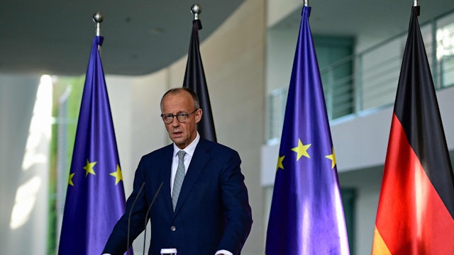 Kanzler Merz gibt vor der Presse ein Statement ab.