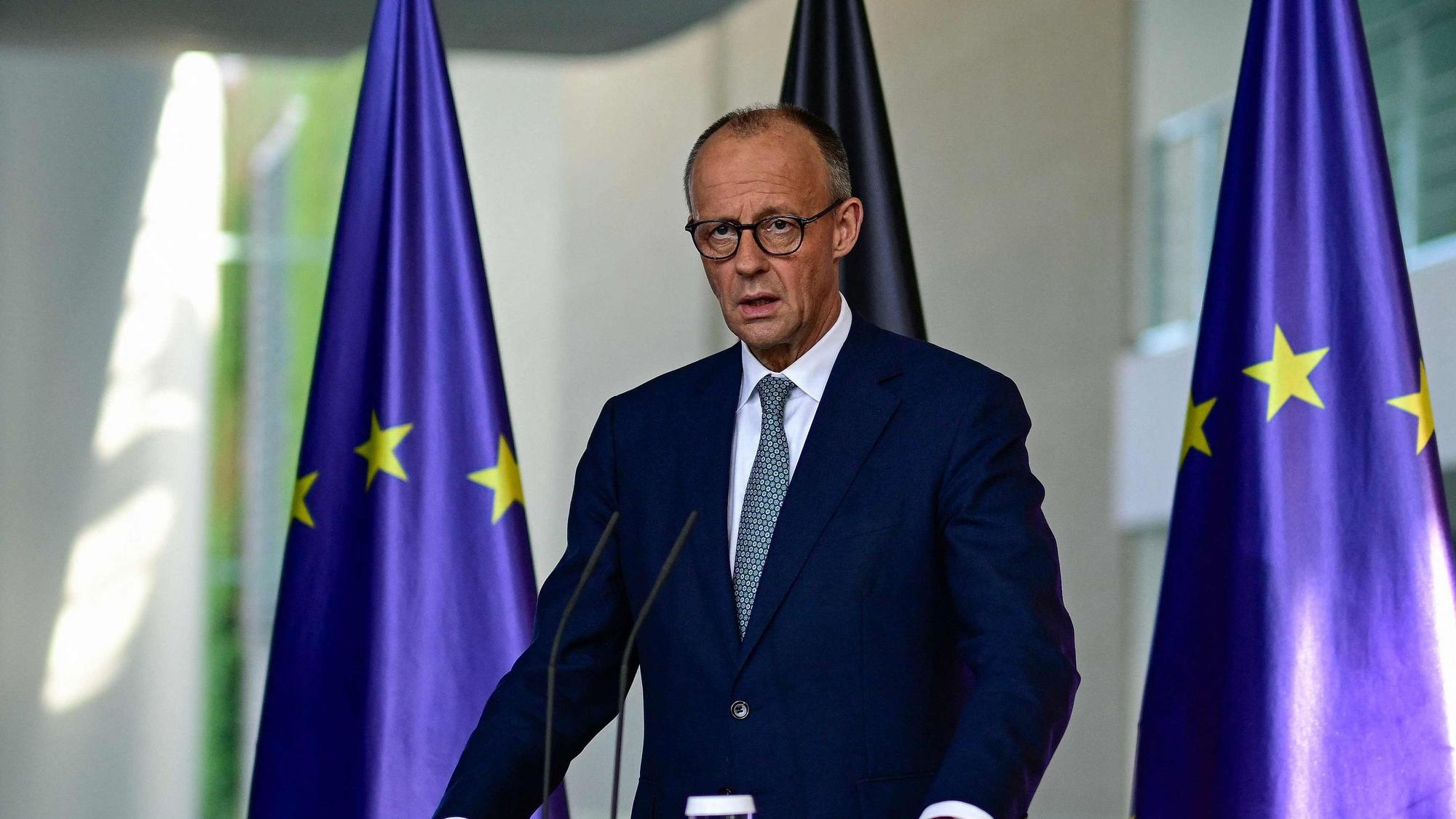 Kanzler Merz gibt vor der Presse ein Statement ab.
