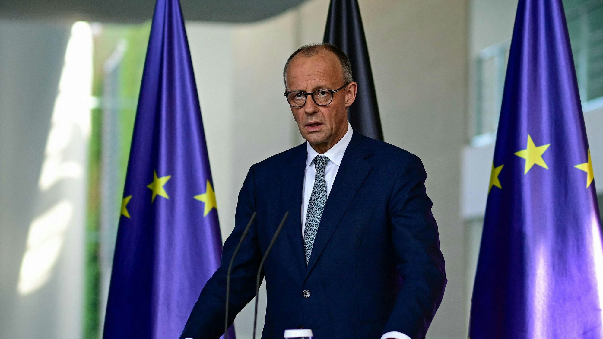 Kanzler Merz gibt vor der Presse ein Statement ab.