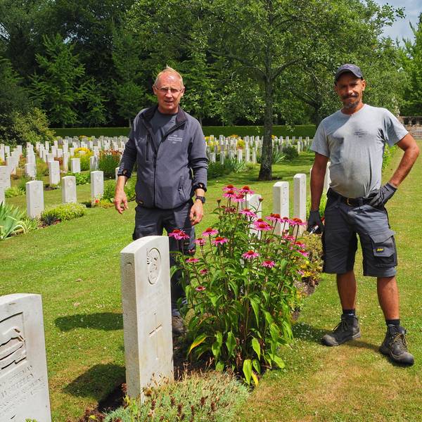 Waldemar Seibel kommt alle zwei Wochen von Kleve nach Köln und bringt Marcel Fekir Material für seine Arbeit auf dem britischen Ehrenfriedhof auf dem Südfriedhof.