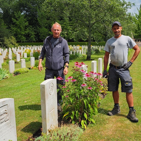 Waldemar Seibel kommt alle zwei Wochen von Kleve nach Köln und bringt Marcel Fekir Material für seine Arbeit auf dem britischen Ehrenfriedhof auf dem Südfriedhof.