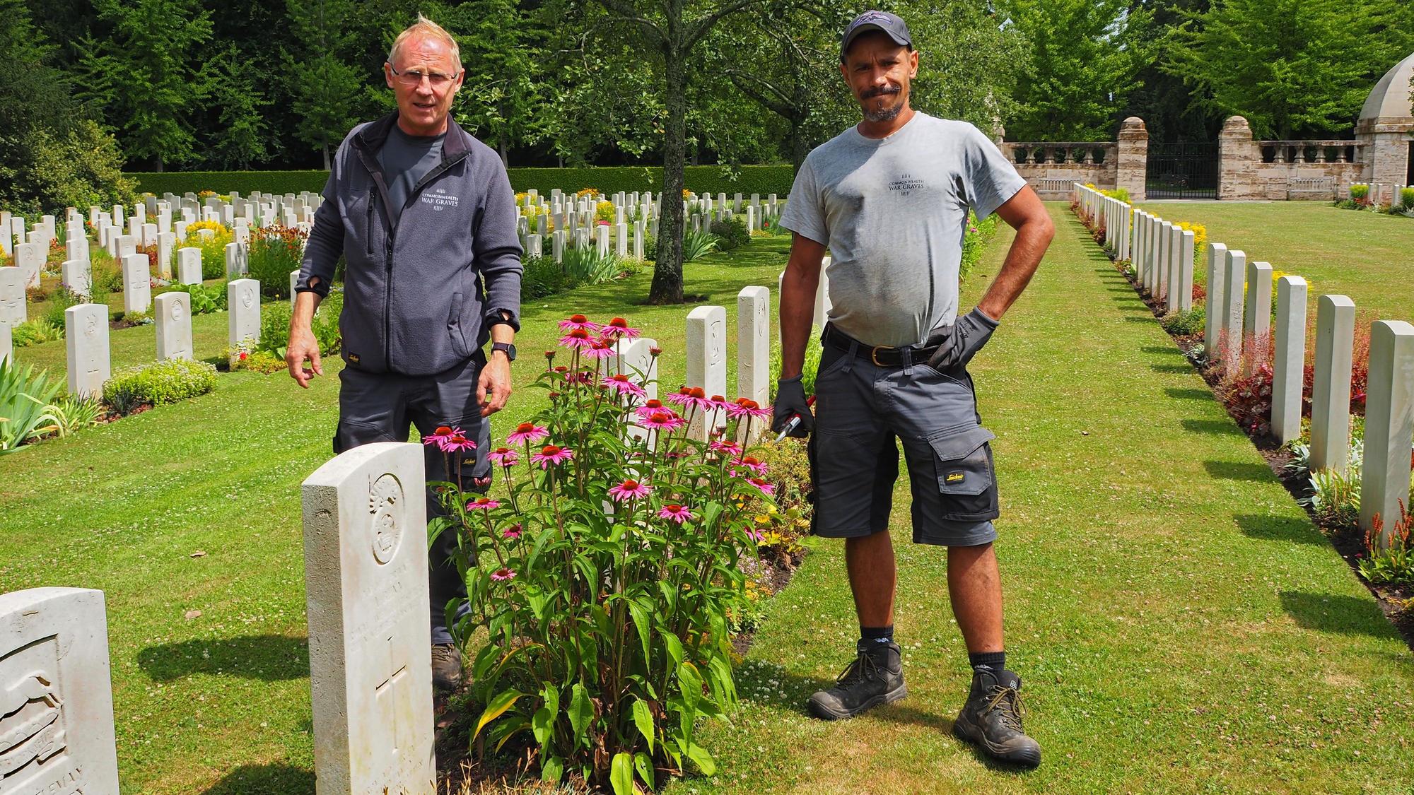 Waldemar Seibel kommt alle zwei Wochen von Kleve nach Köln und bringt Marcel Fekir Material für seine Arbeit auf dem britischen Ehrenfriedhof auf dem Südfriedhof.