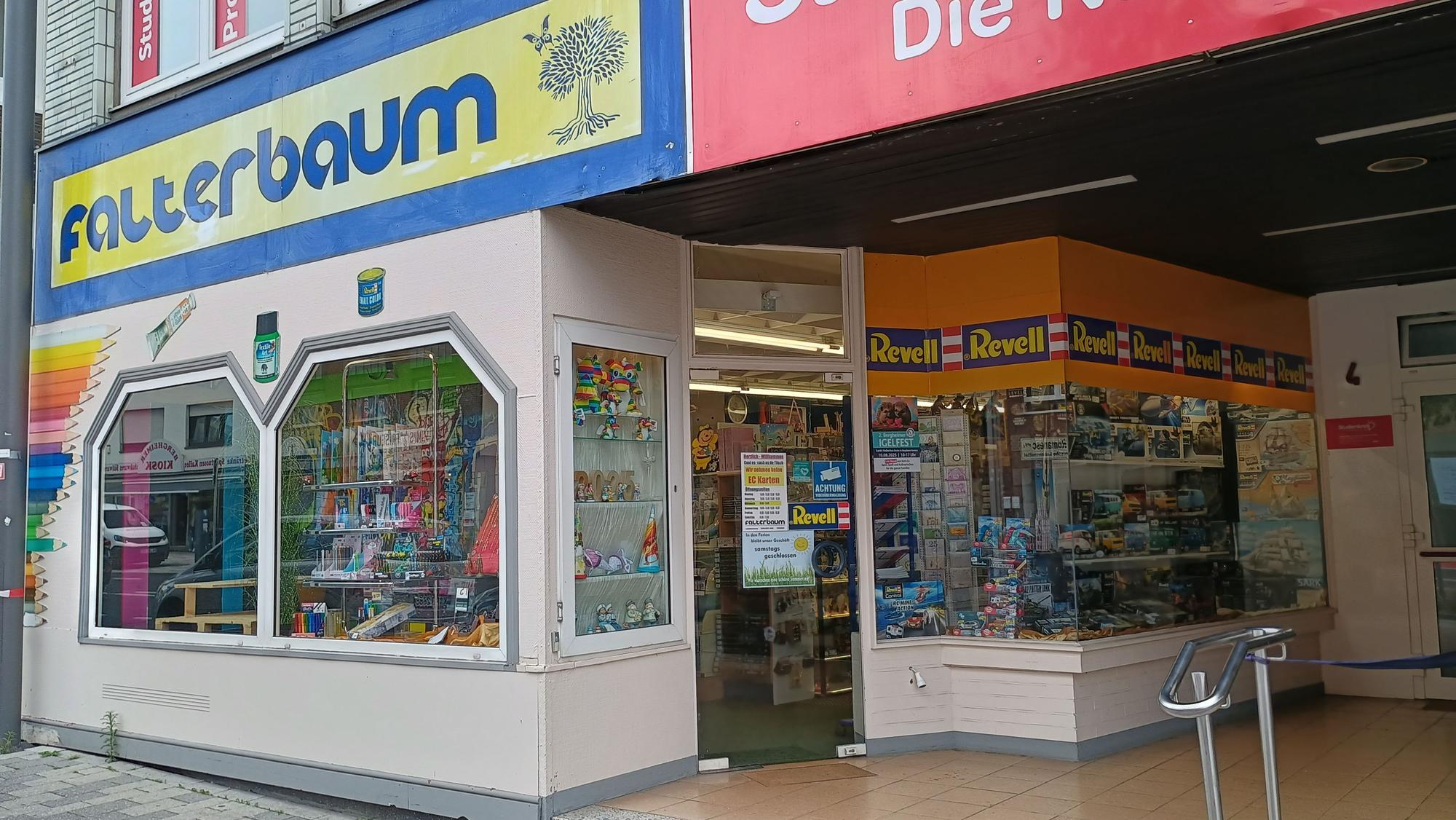 Das Bild zeigt das Geschäft an der Kölner Straße. Über den Schaufenstern steht der Schriftzug „Falterbaum“.