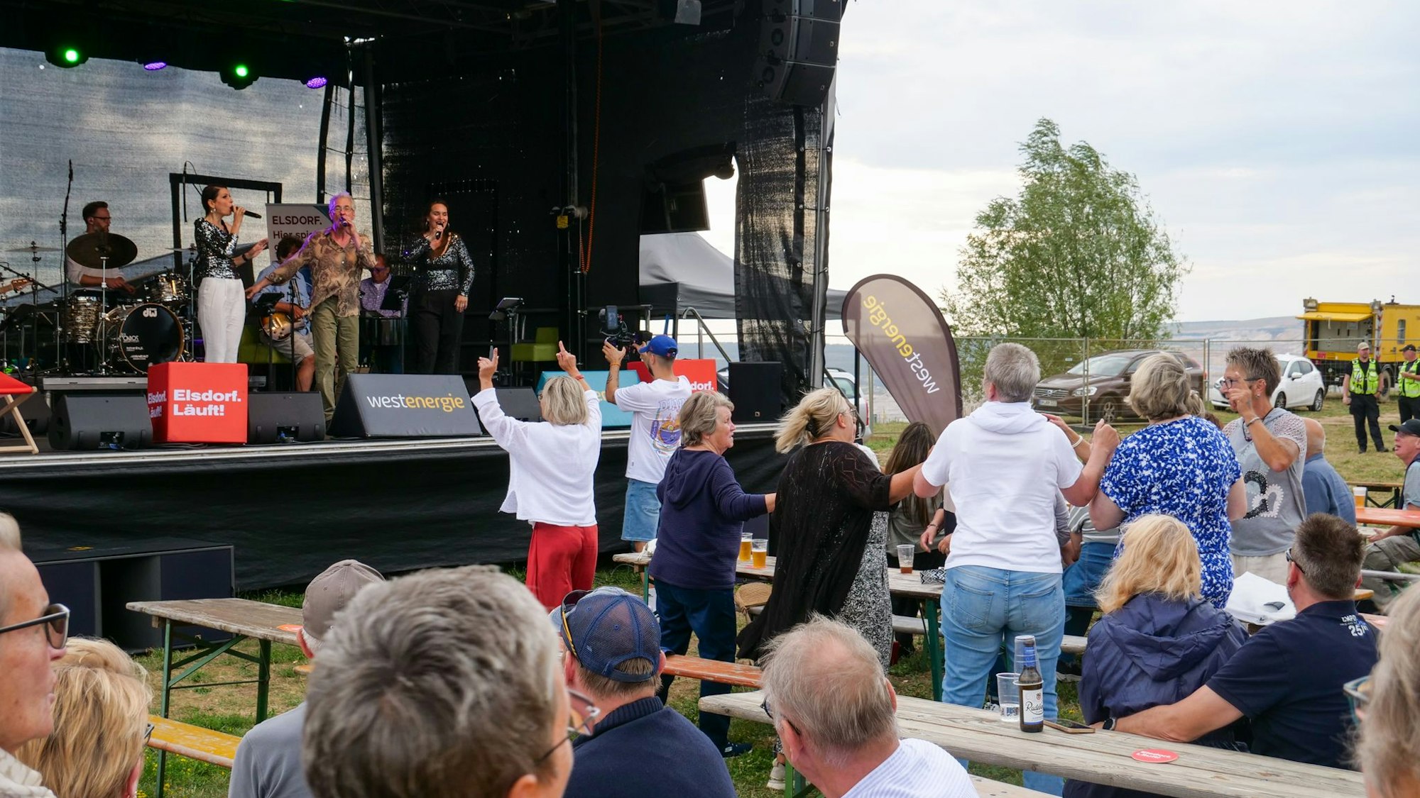 Das Foto zeigt Menschen bei einem Konzert.