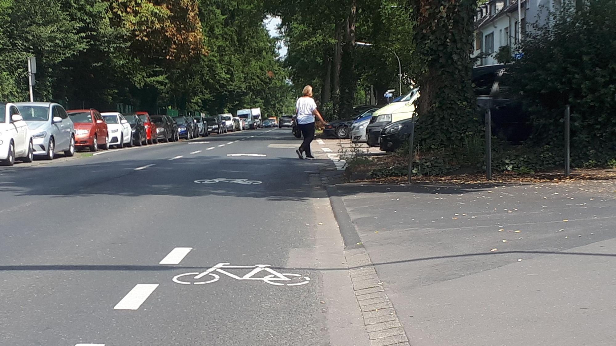 Fahrrad-Piktogramme erinnern auf der Niehler Straße auf Höhe der Rennbahn daran, dass auch der Radverkehr die Fahrbahn nutzen kann