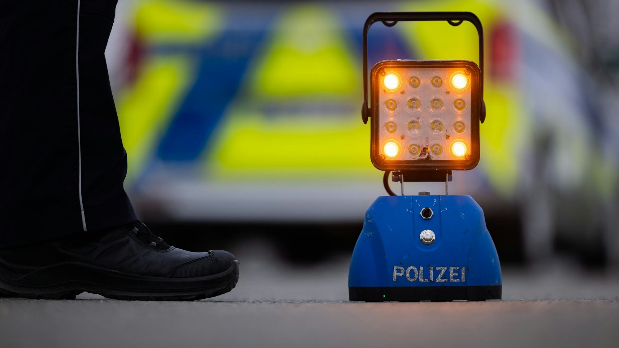 Bei der Verfolgungsfahrt ist der Mann teils durch die Fußgängerzone sowie über Gehwege und Grünstreifen gefahren. (Symbolbild)