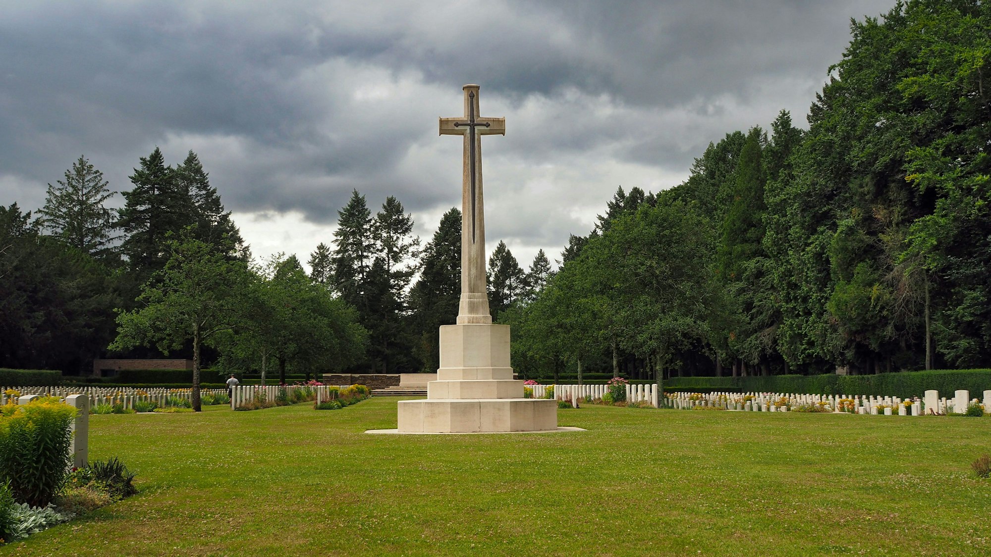 Das Opferkreuz ist aus hellem Sandstein.