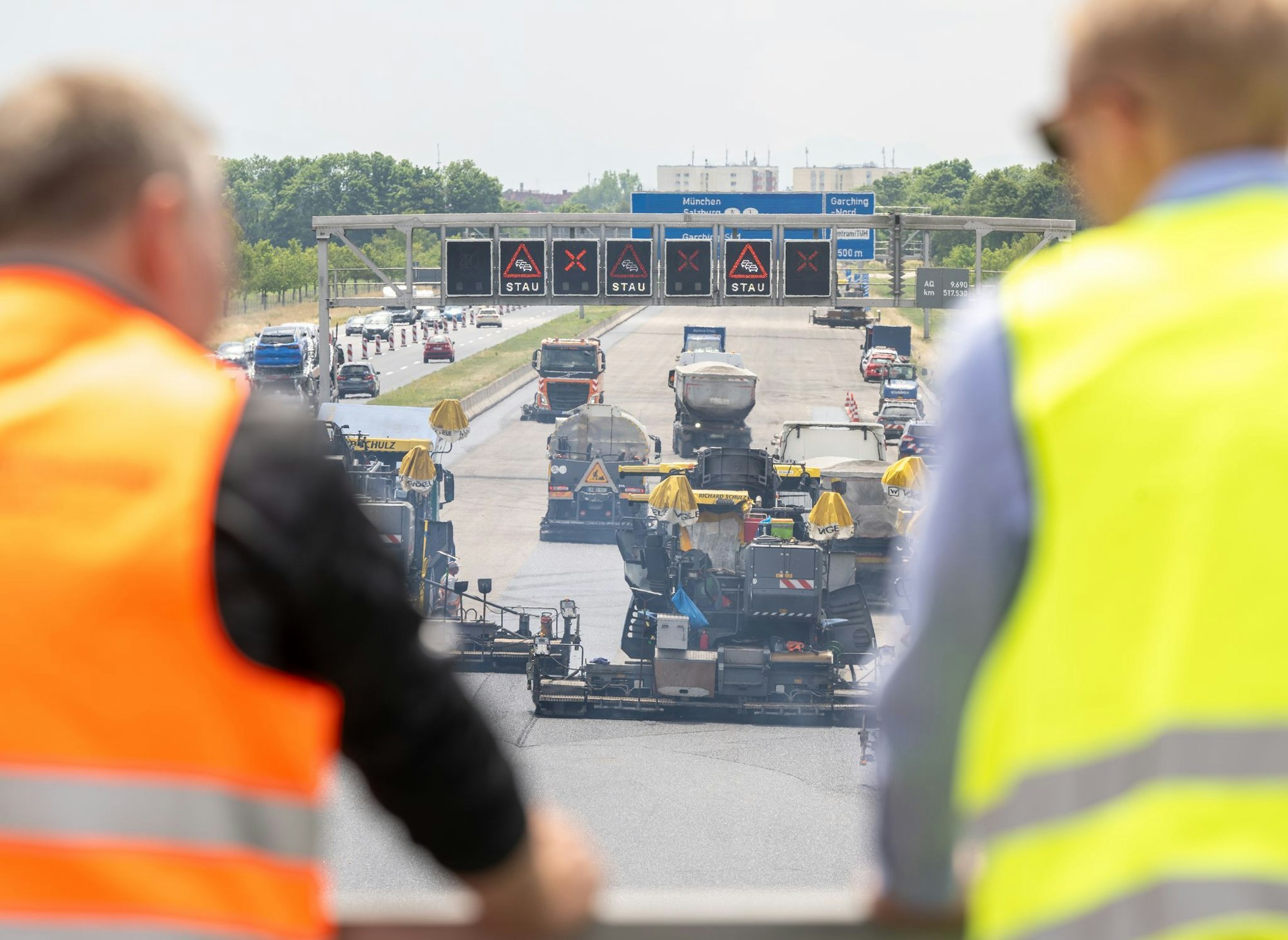 Offenporiger Asphalt, wie er hier in Bayern aufgebracht wird, soll den Verkehrslärm mindern. (Archivbild)