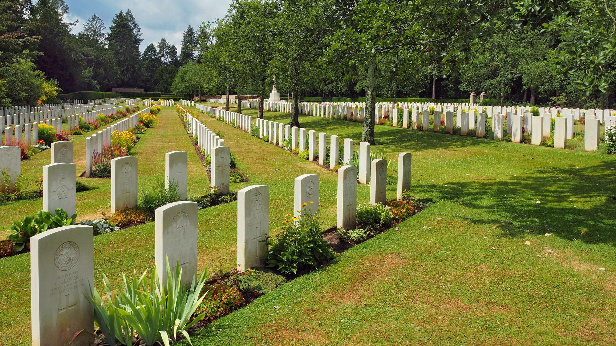 Der britische Ehrenfriedhof auf dem Südfriedhof besticht durch seine Gestaltung und das gepflegte Erscheinungsbild. Mehr als 3000 Gräber finden sich hier.