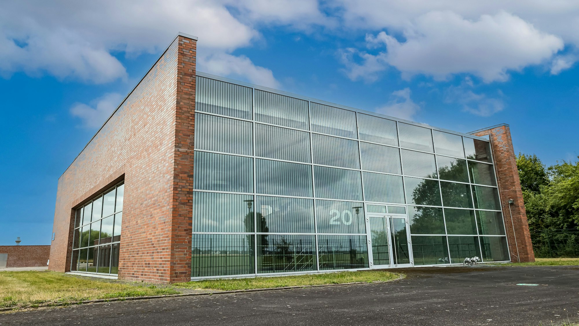 Sie macht den Unterschied: Die Spezialfolie soll verhindern, dass Vögel gegen die Scheiben prallen und verenden.