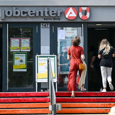 Der Eingang zum Jobcenter Berlin-Mitte. (Archivbild)
