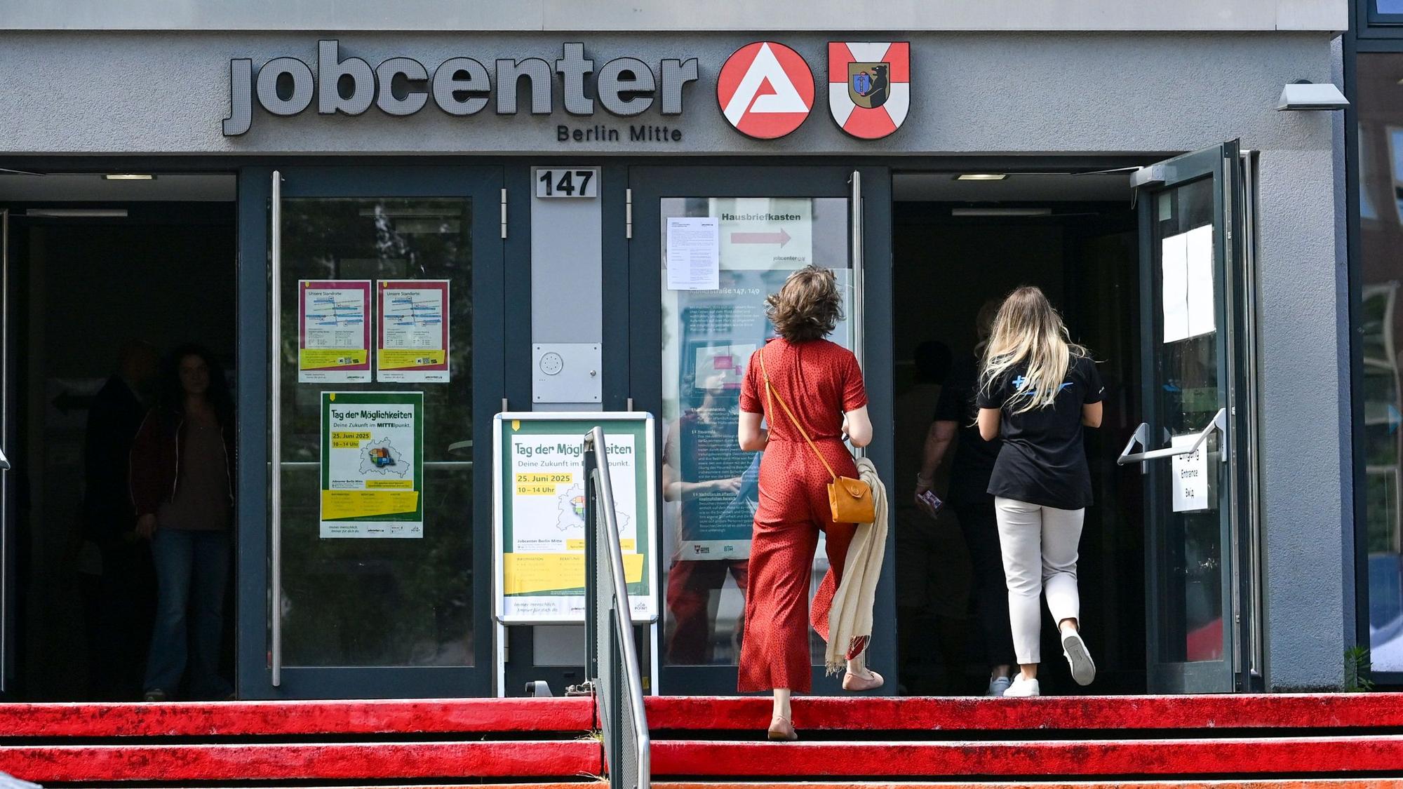 Der Eingang zum Jobcenter Berlin-Mitte. (Archivbild)