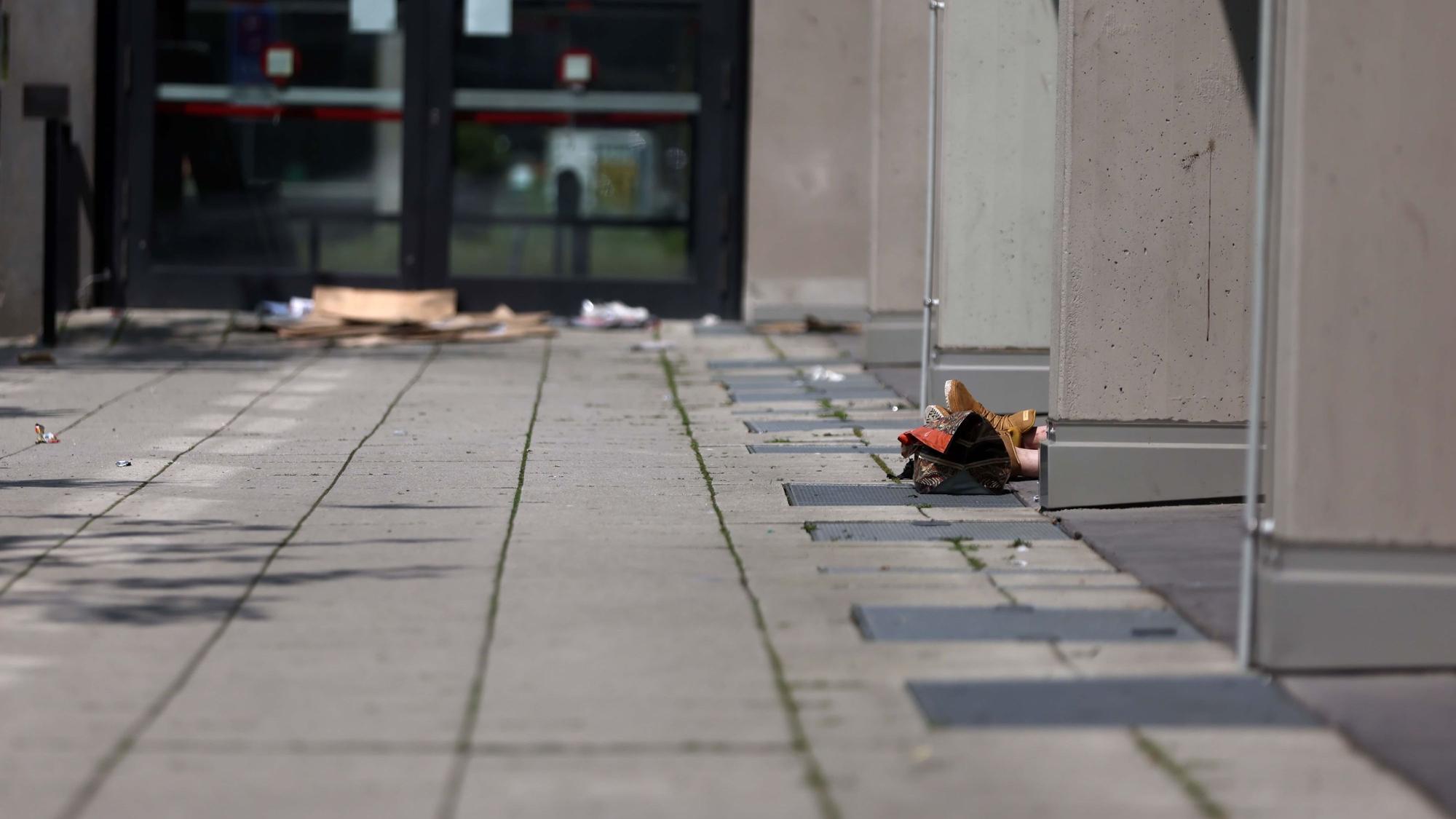 Trauriges Bild: Drogenabhängige prägen den Josef-Haubrich-Hof am Neumarkt.
