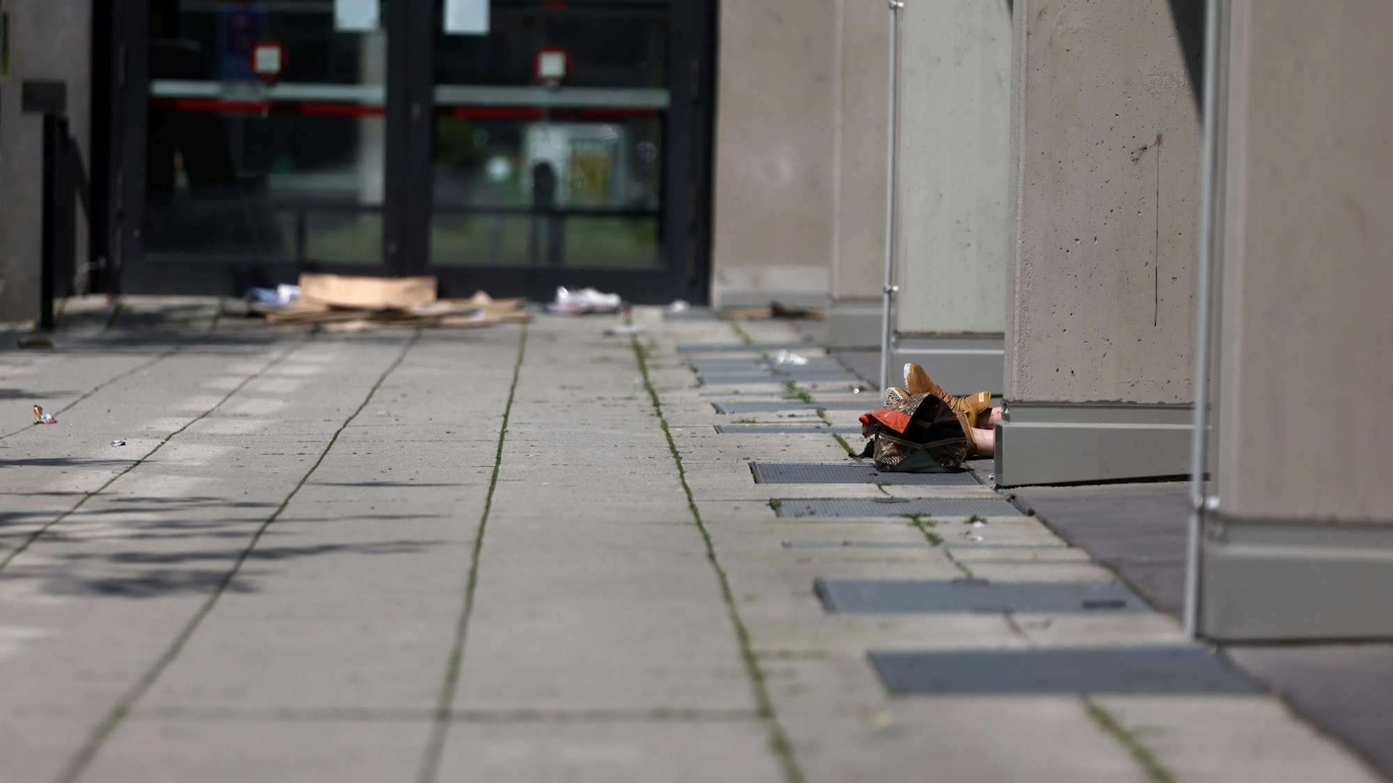 Trauriges Bild: Drogenabhängige prägen den Josef-Haubrich-Hof am Neumarkt.